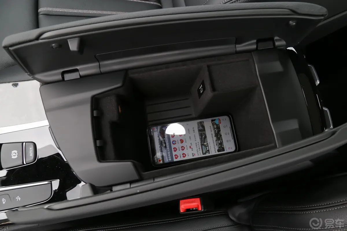 宝马6系GT630i M运动套装前排扶手箱储物格