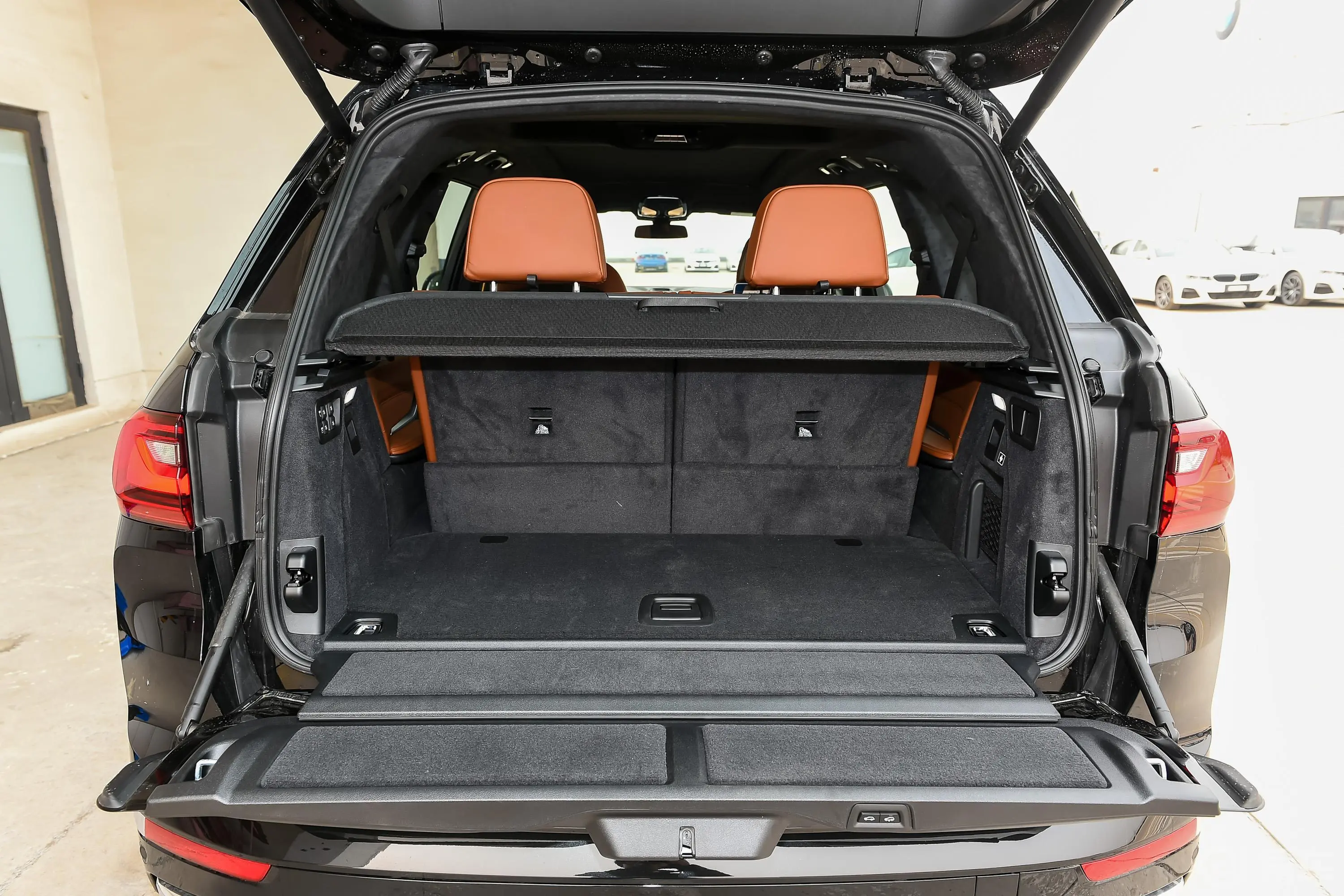 宝马X7xDrive40i 行政型 豪华套装后备厢空间特写