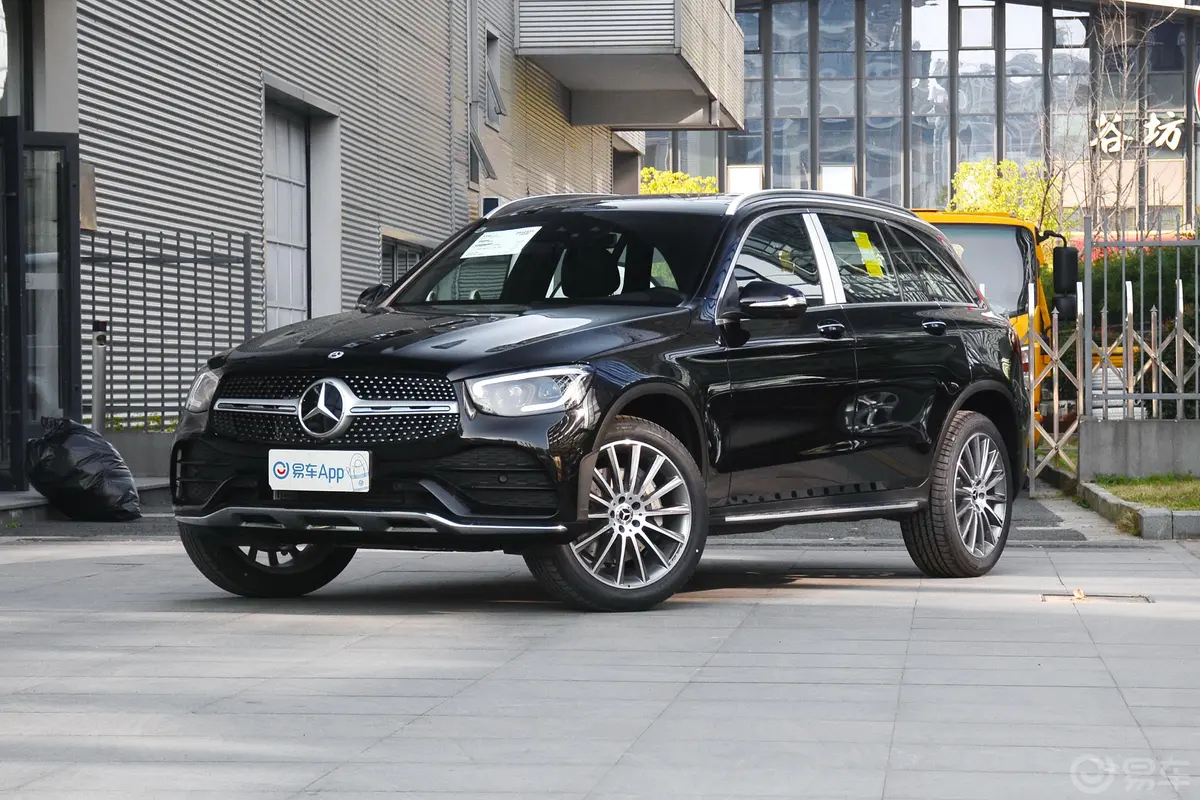 奔驰GLCGLC 300 L 4MATIC AMG-Line侧前45度车头向左水平