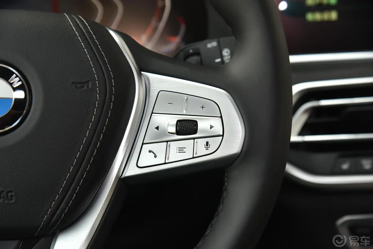 宝马X7xDrive40i 领先型 豪华套装右侧方向盘功能按键