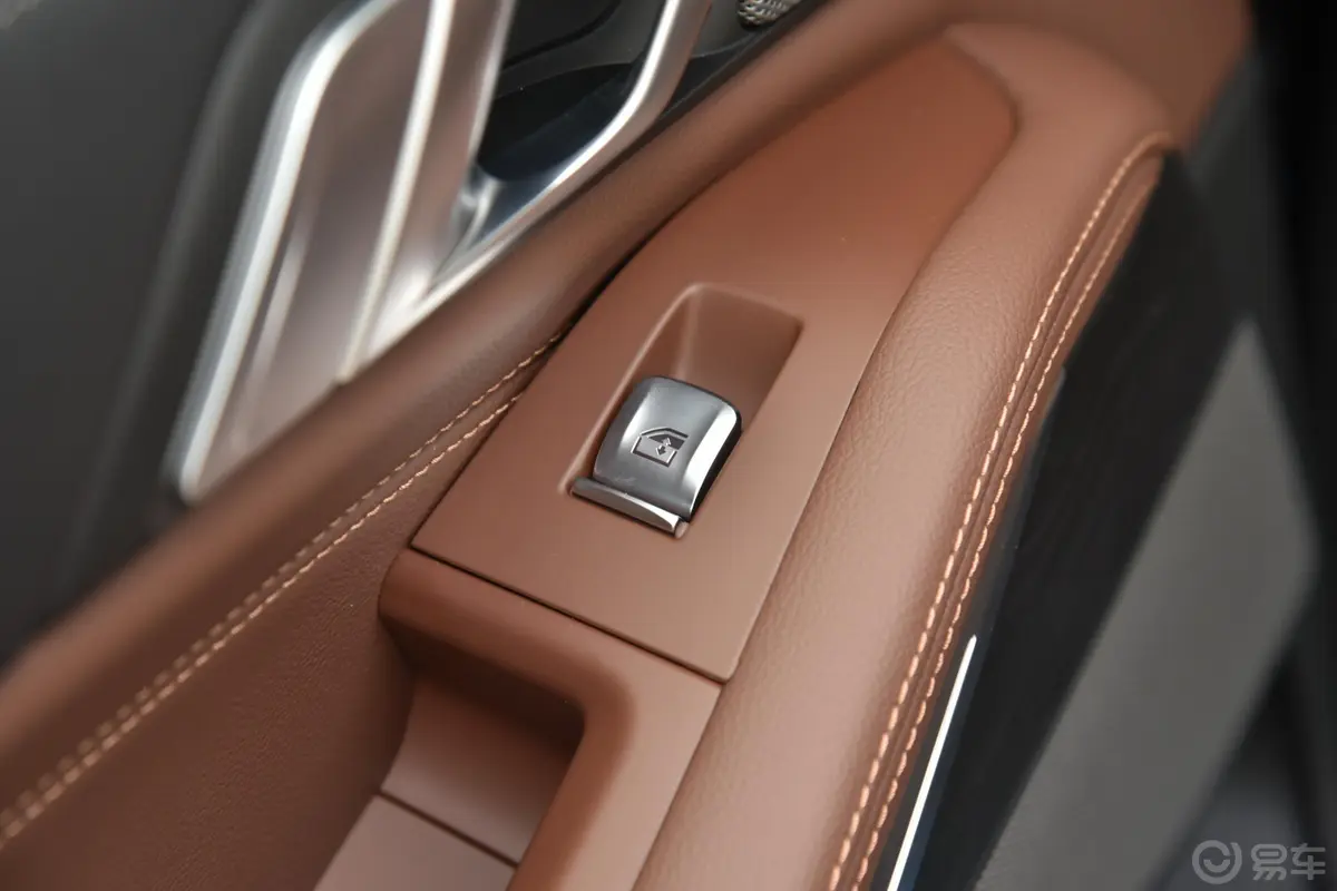 宝马X7xDrive40i 领先型 豪华套装后车窗调节