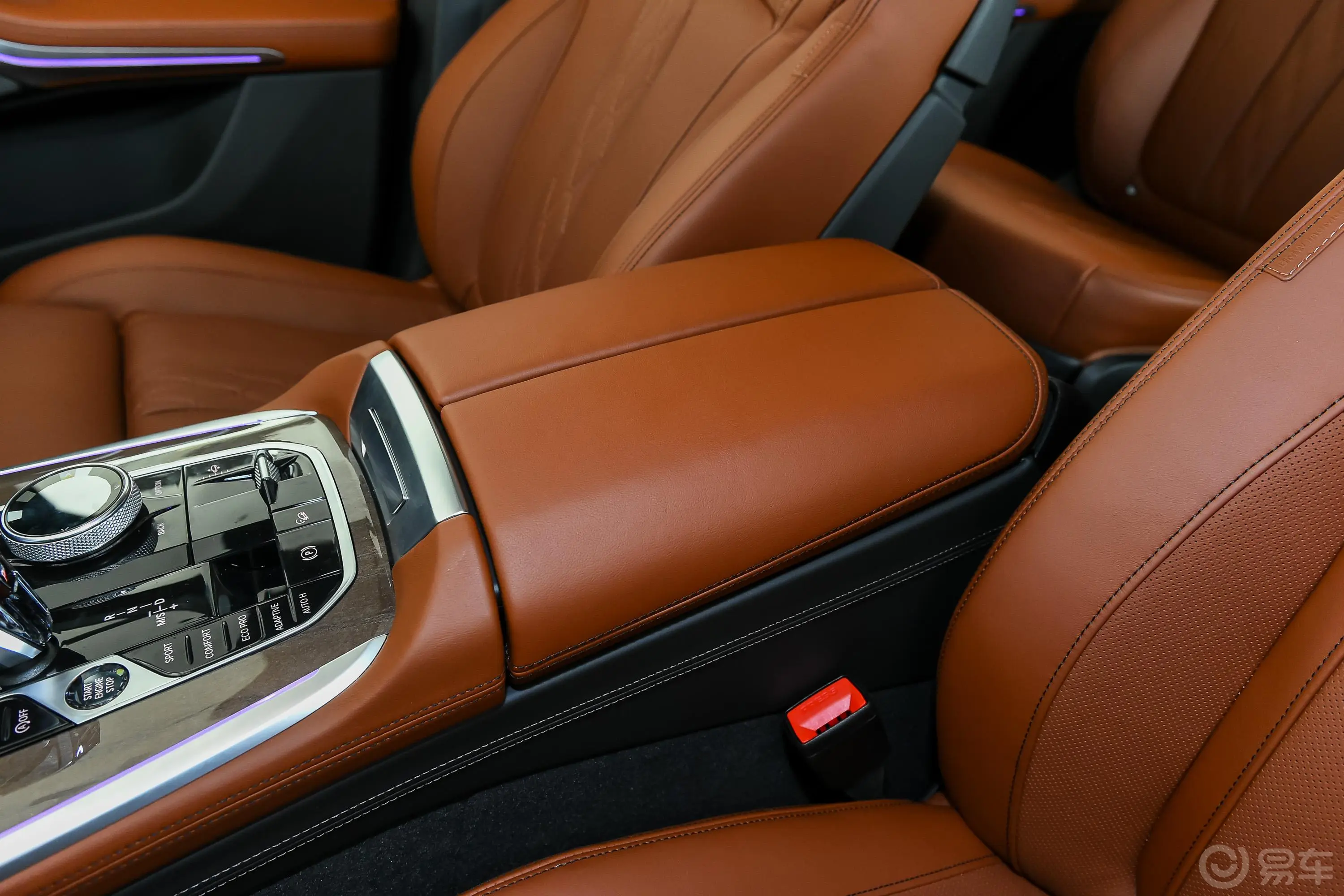 宝马X7xDrive40i 个性化定制限量版 豪华套装前排中央扶手