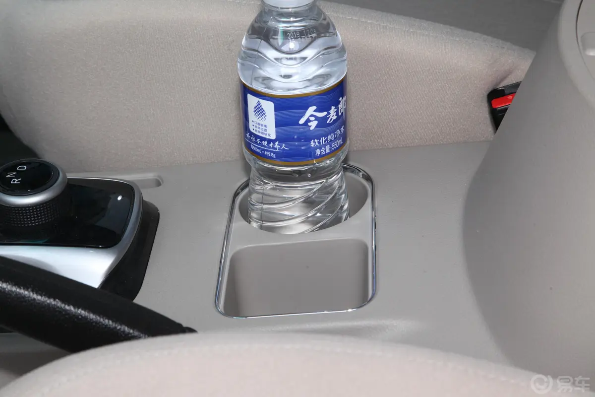 菱智M5 EV舒适型 9座前排杯架