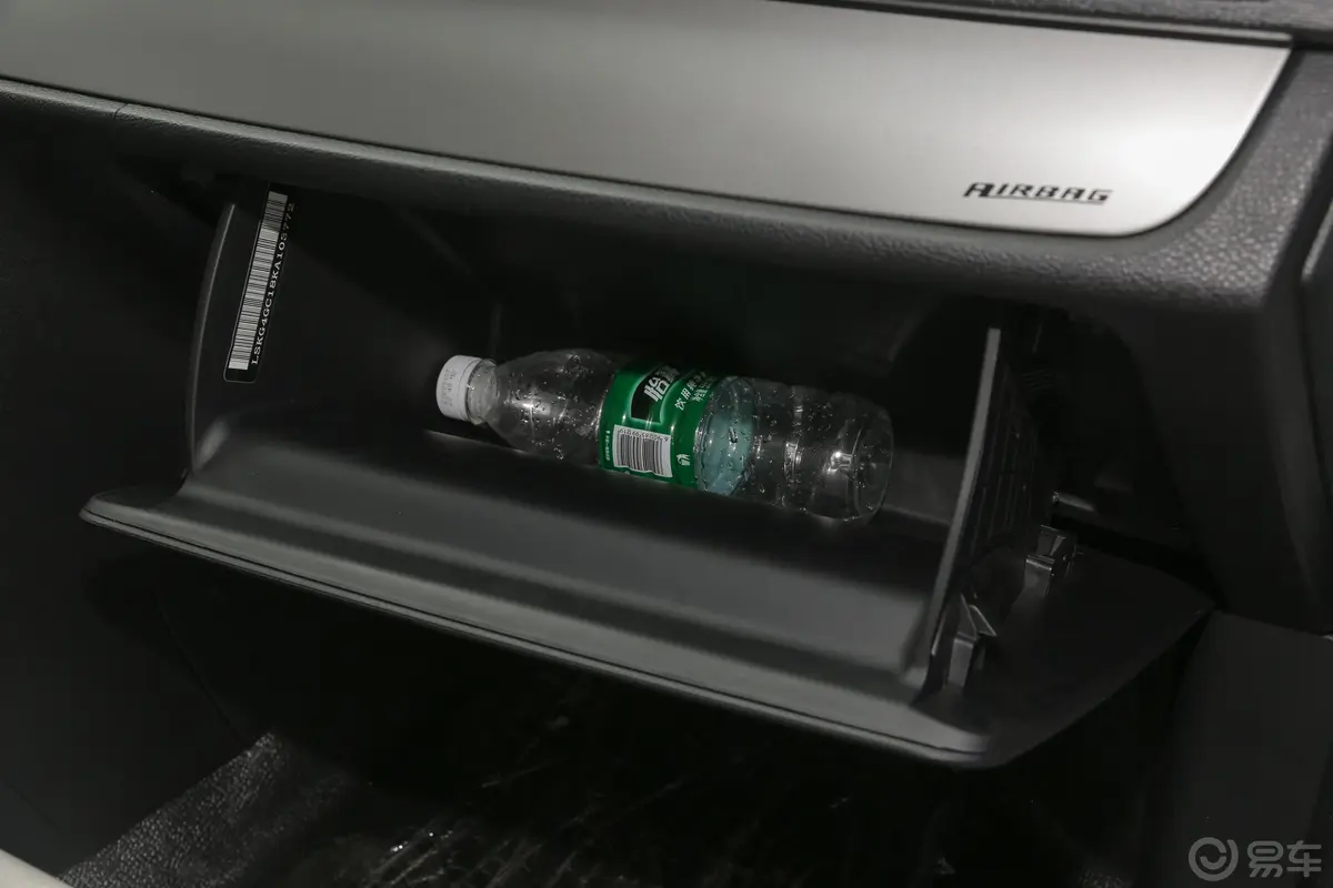 大通G10PLUS 1.9T 手动 智享版 柴油 国V手套箱空间水瓶横置