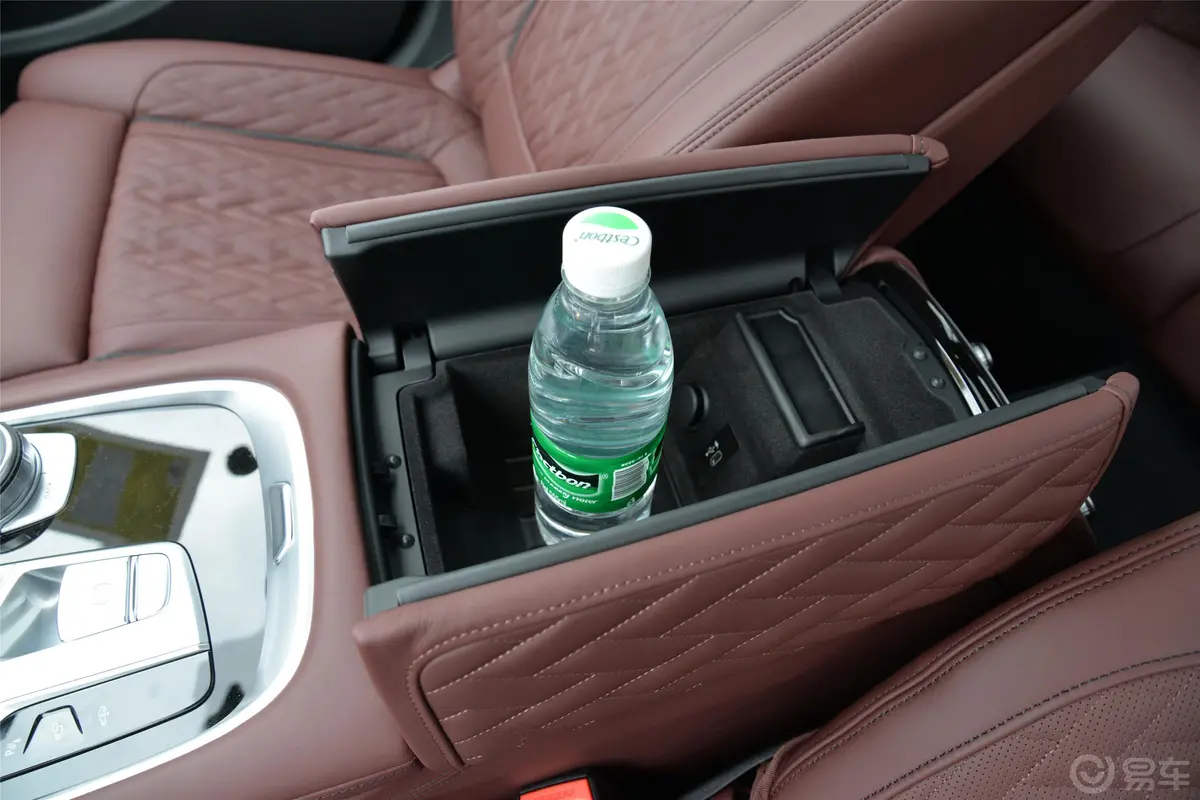 宝马7系改款 740Li xDrive 行政型 M运动套装前排扶手箱储物格