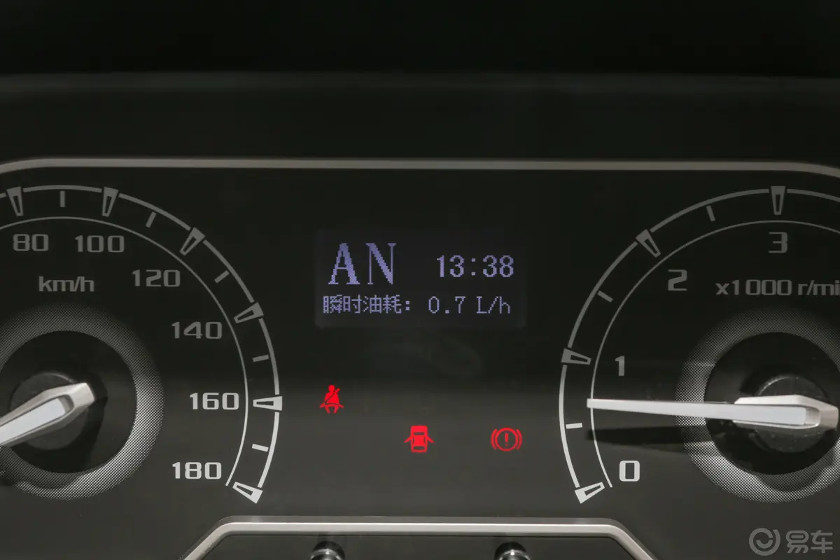 新途V80Plus 傲运通 2.0T AMT 短轴超低顶  5/6座内饰