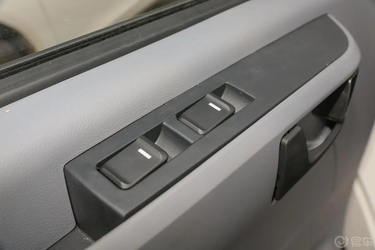 新途V80Plus 傲运通 2.0T AMT 短轴超低顶  5/6座车窗调节整体