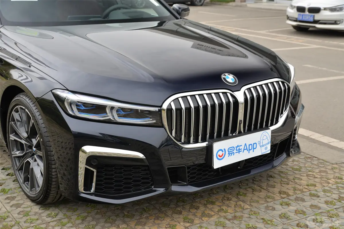 宝马7系改款 740Li xDrive 行政型 M运动套装前格栅侧俯拍