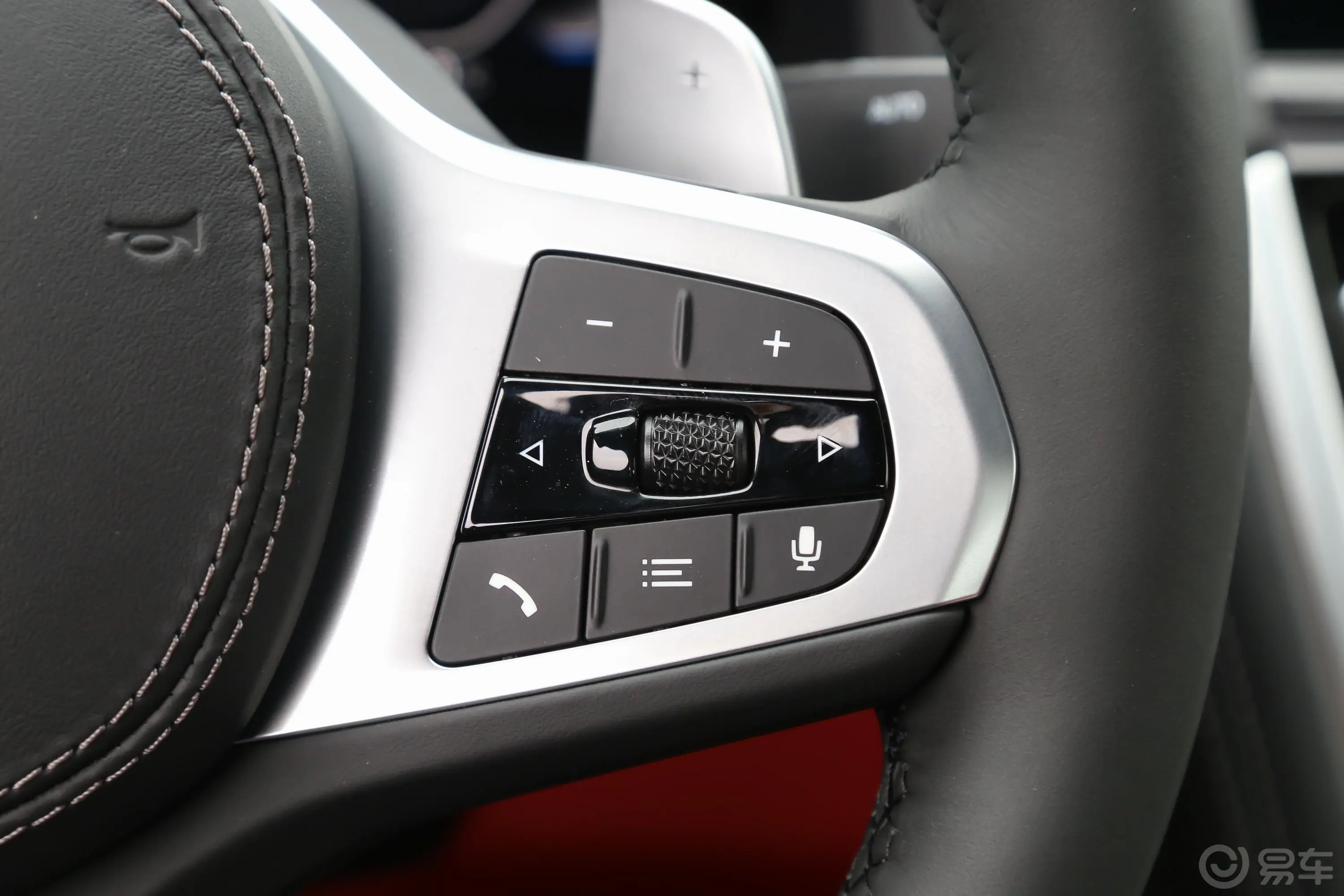 宝马8系双门轿跑车 840i 首发限量版右侧方向盘功能按键