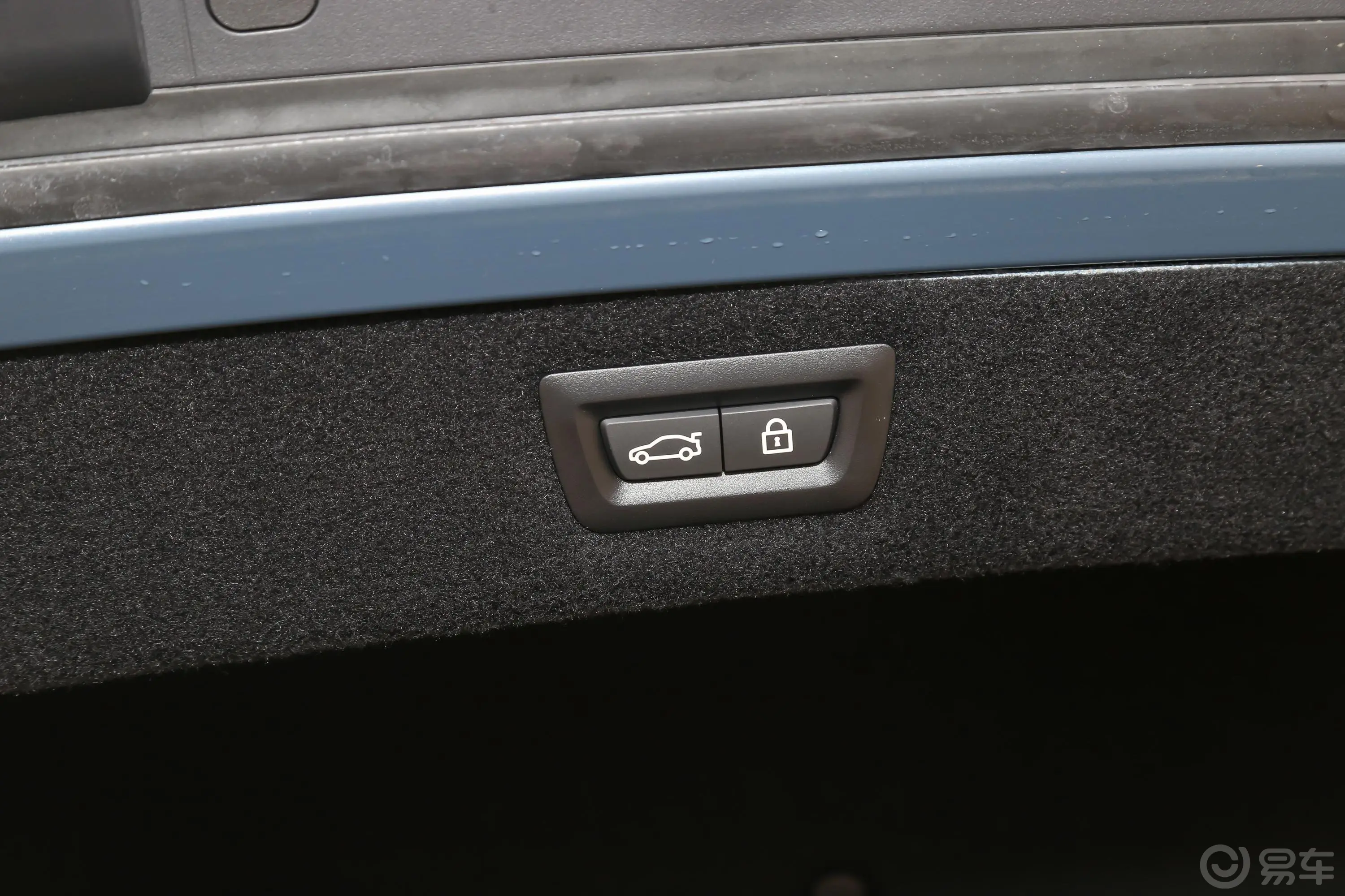 宝马8系双门轿跑车 840i 首发限量版电动尾门按键（手动扶手）