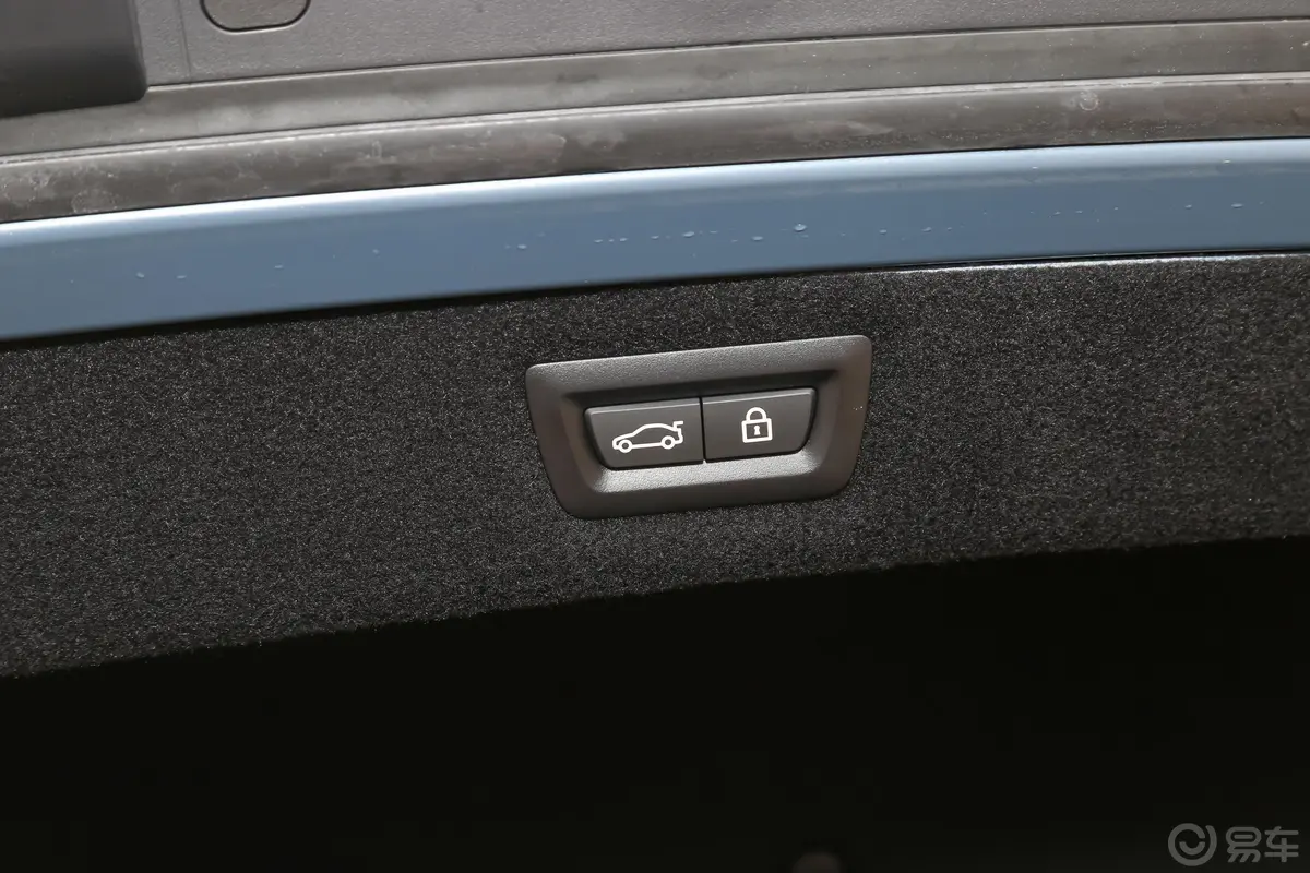 宝马8系双门轿跑车 840i 首发限量版电动尾门按键（手动扶手）