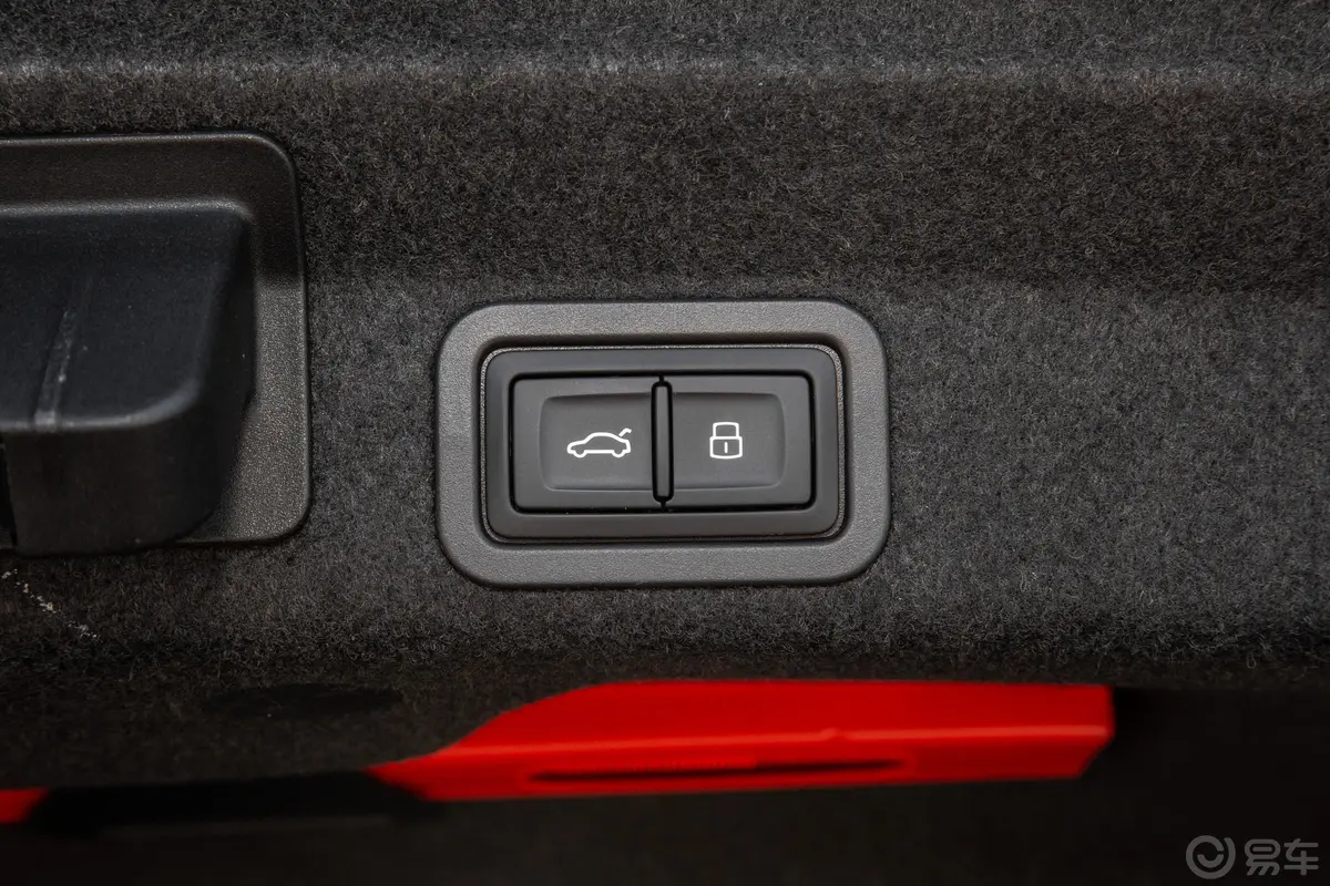 奥迪A6L45 TFSI quattro 尊享动感版电动尾门按键（手动扶手）