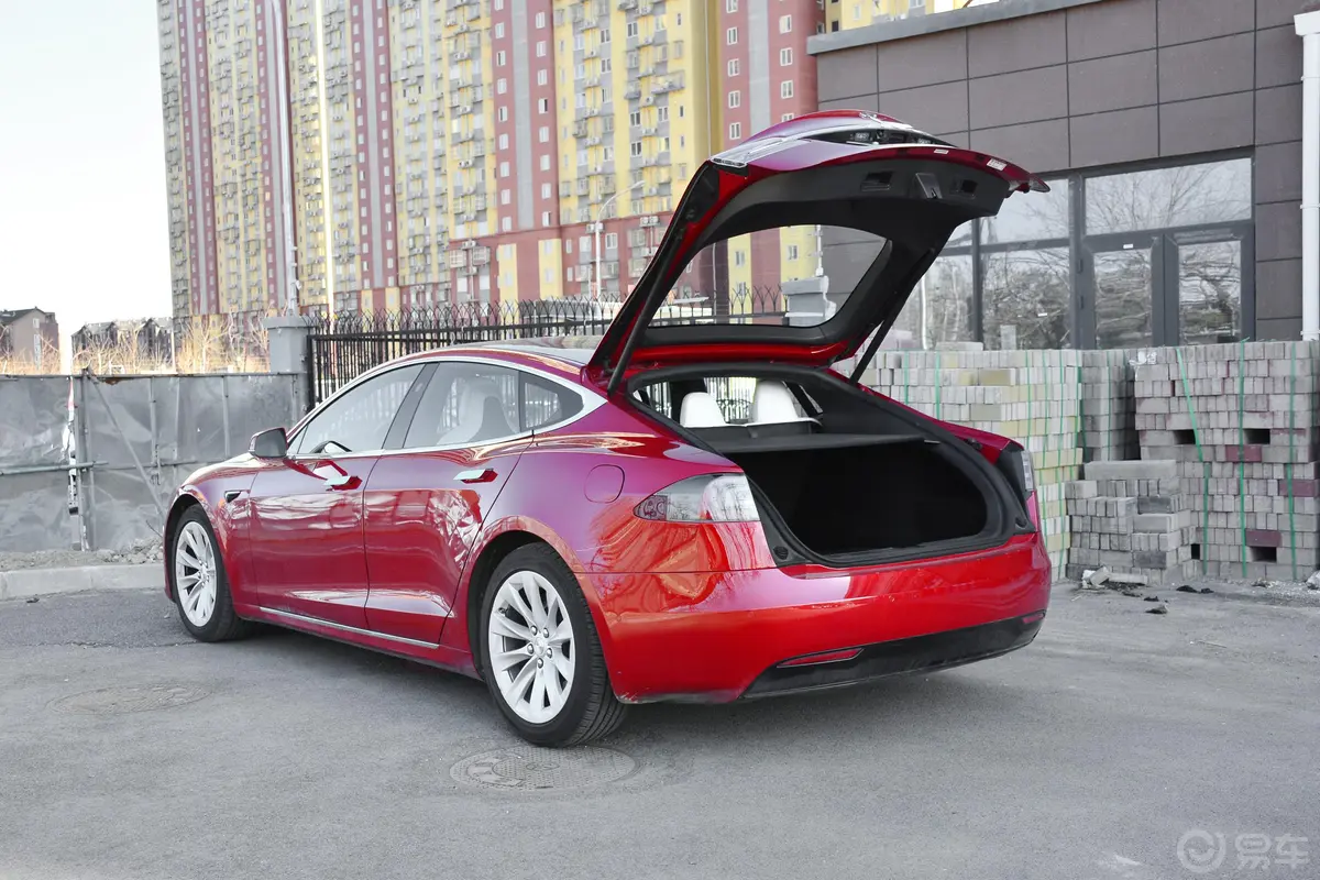 Model S长续航版后备厢开启45度侧拍