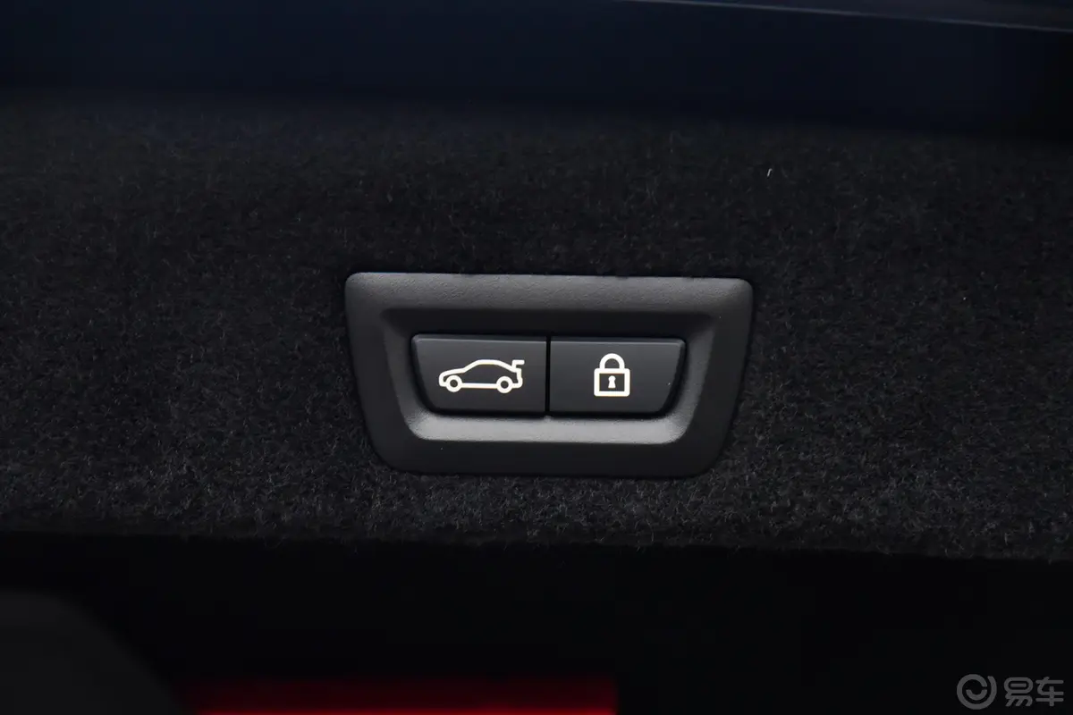 宝马7系改款 740Li 尊享型 M运动套装电动尾门按键（手动扶手）