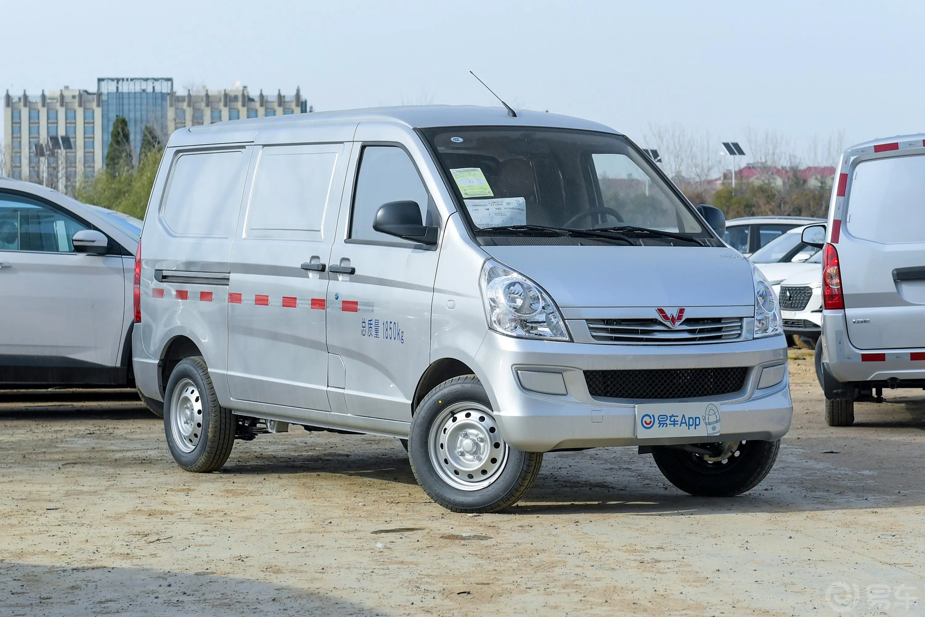 五菱荣光S1.2L 基本型厢式运输车 2座 国V外观