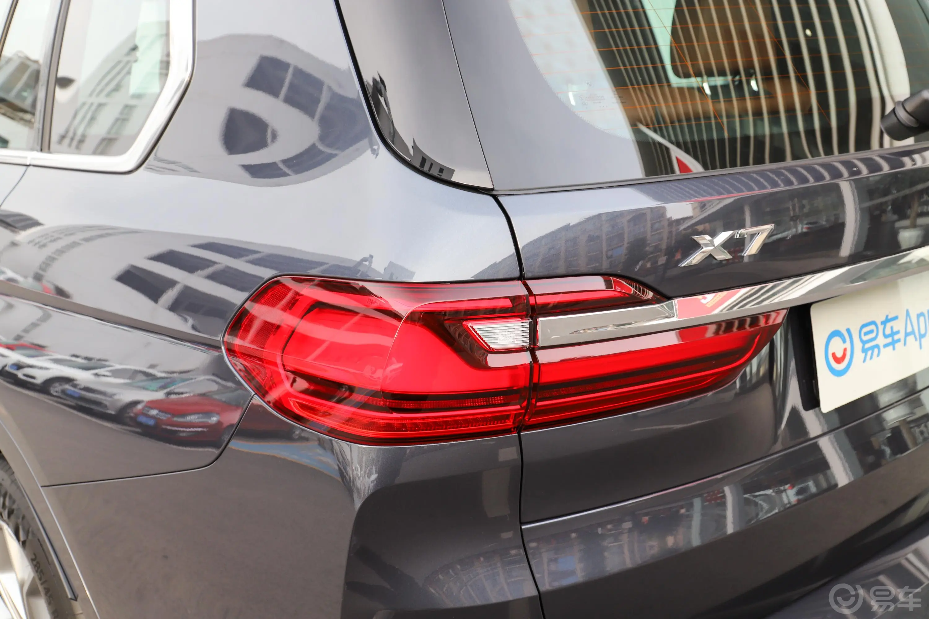 宝马X7xDrive40i 尊享型 豪华套装尾灯侧45度俯拍