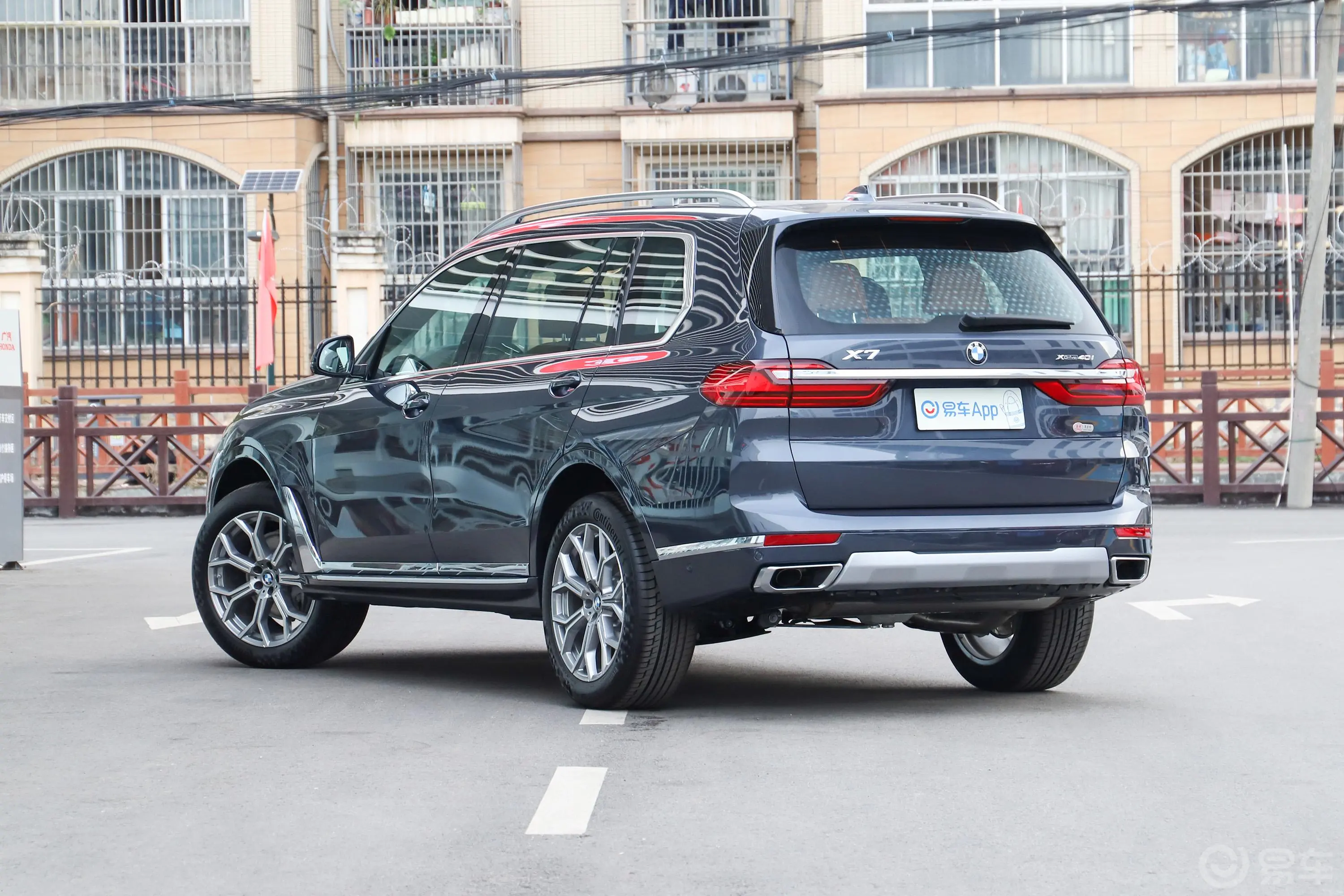 宝马X7xDrive40i 尊享型 豪华套装侧后45度车头向左水平