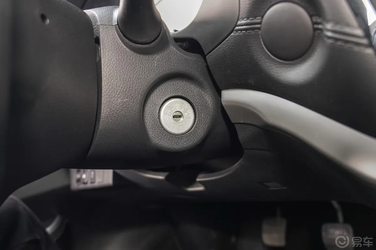 锐骐62.3T 手动 四驱 标准版 柴油 国VI钥匙孔或一键启动按键
