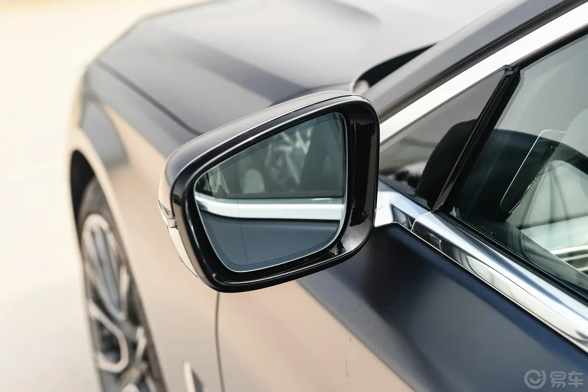 宝马7系改款 750Li xDrive V8 M运动套装后视镜镜面