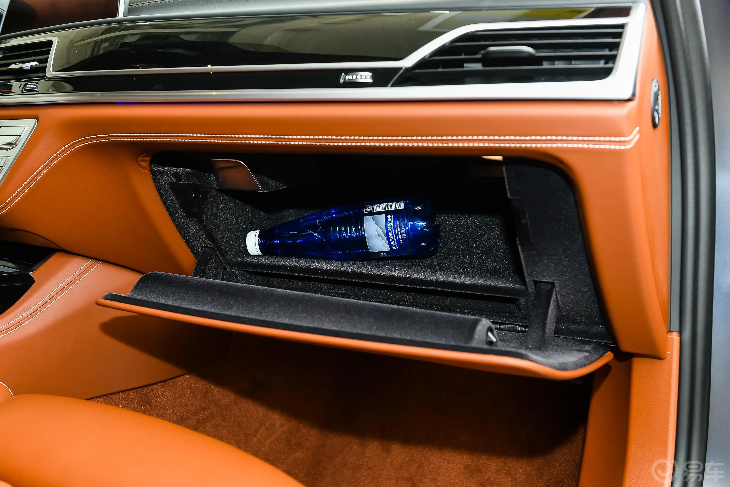 宝马7系改款 750Li xDrive V8 M运动套装手套箱空间水瓶横置