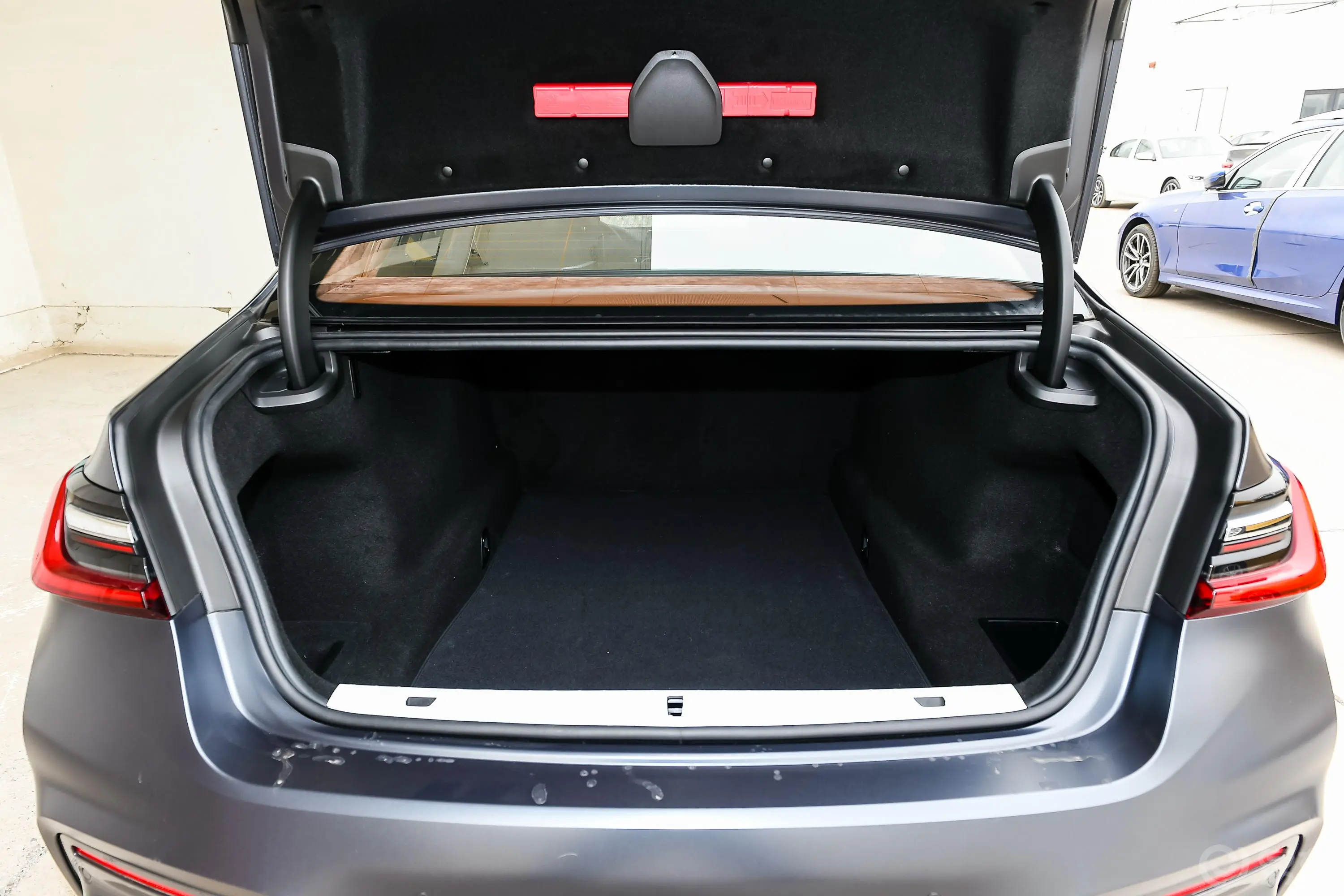 宝马7系改款 750Li xDrive V8 M运动套装后备厢空间特写