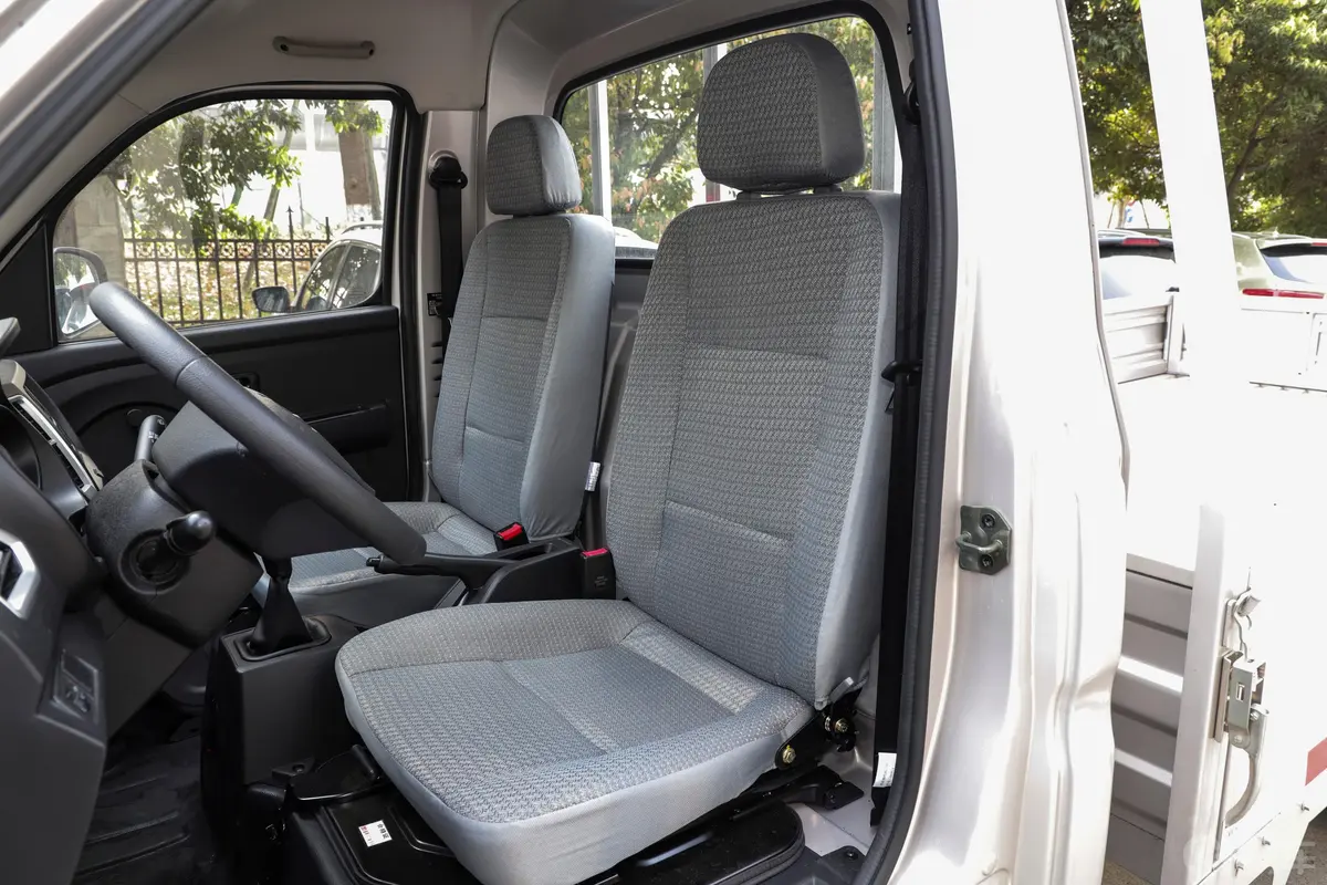 新豹T51.5L 标准型单排后双轮标准货箱驾驶员座椅