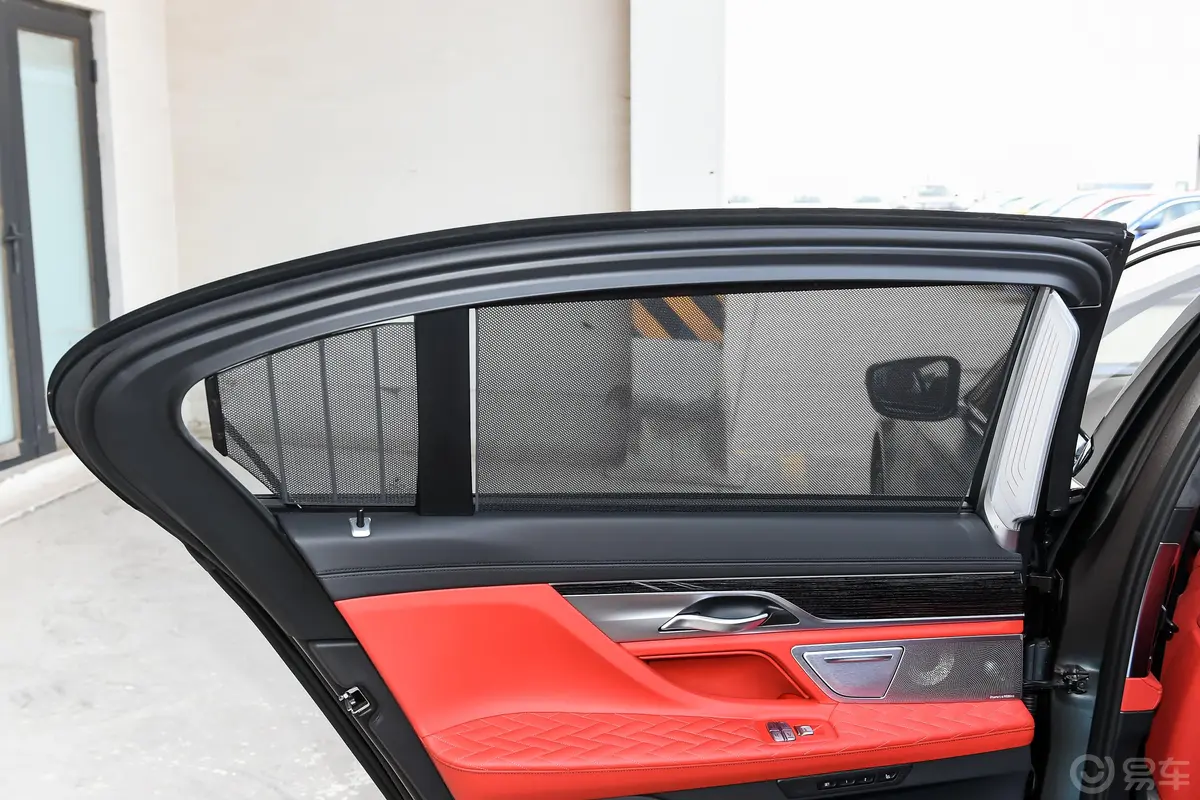 宝马7系改款 M760Li xDrive V12 运动套装后风挡遮阳帘