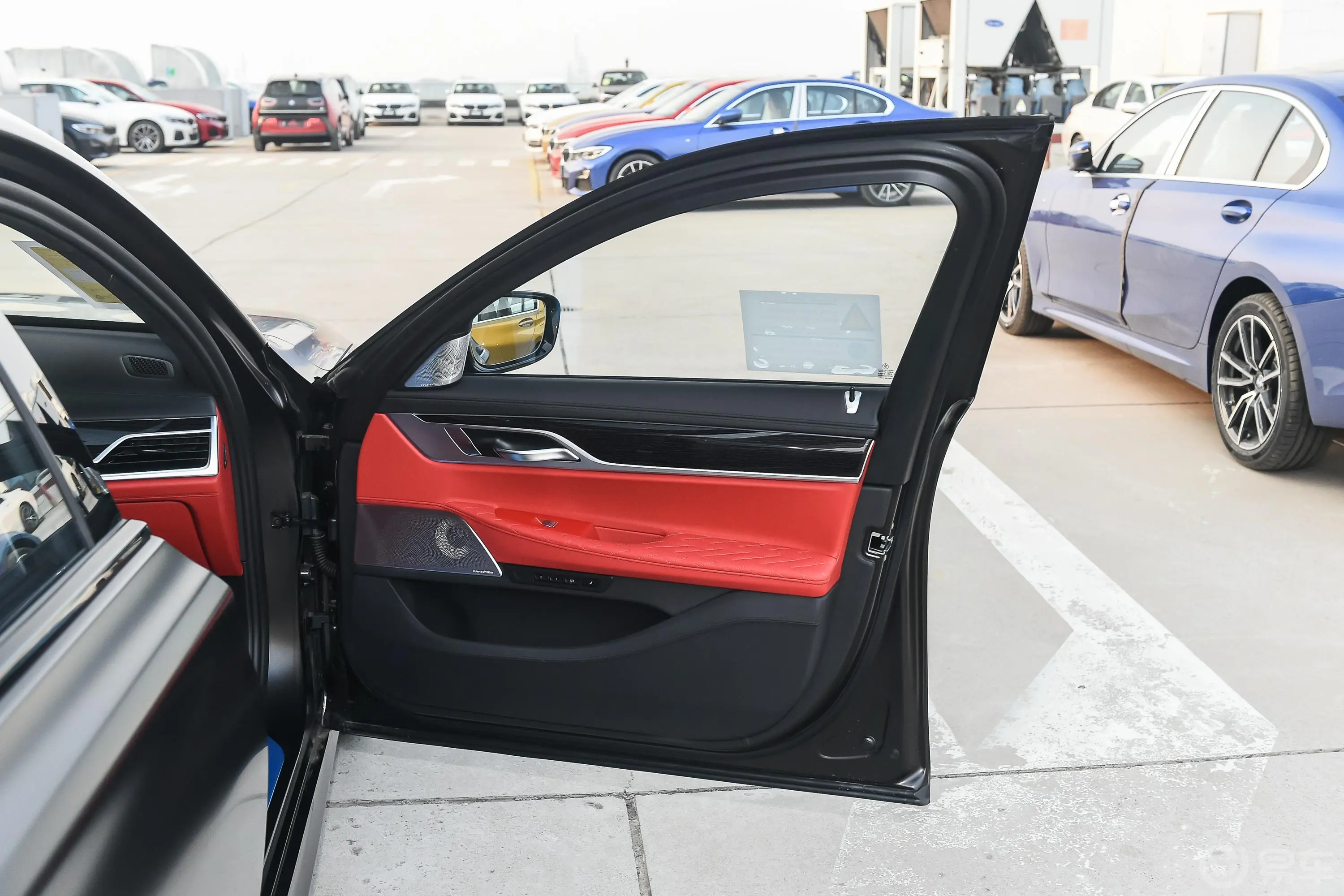 宝马7系改款 M760Li xDrive V12 运动套装副驾驶员车门