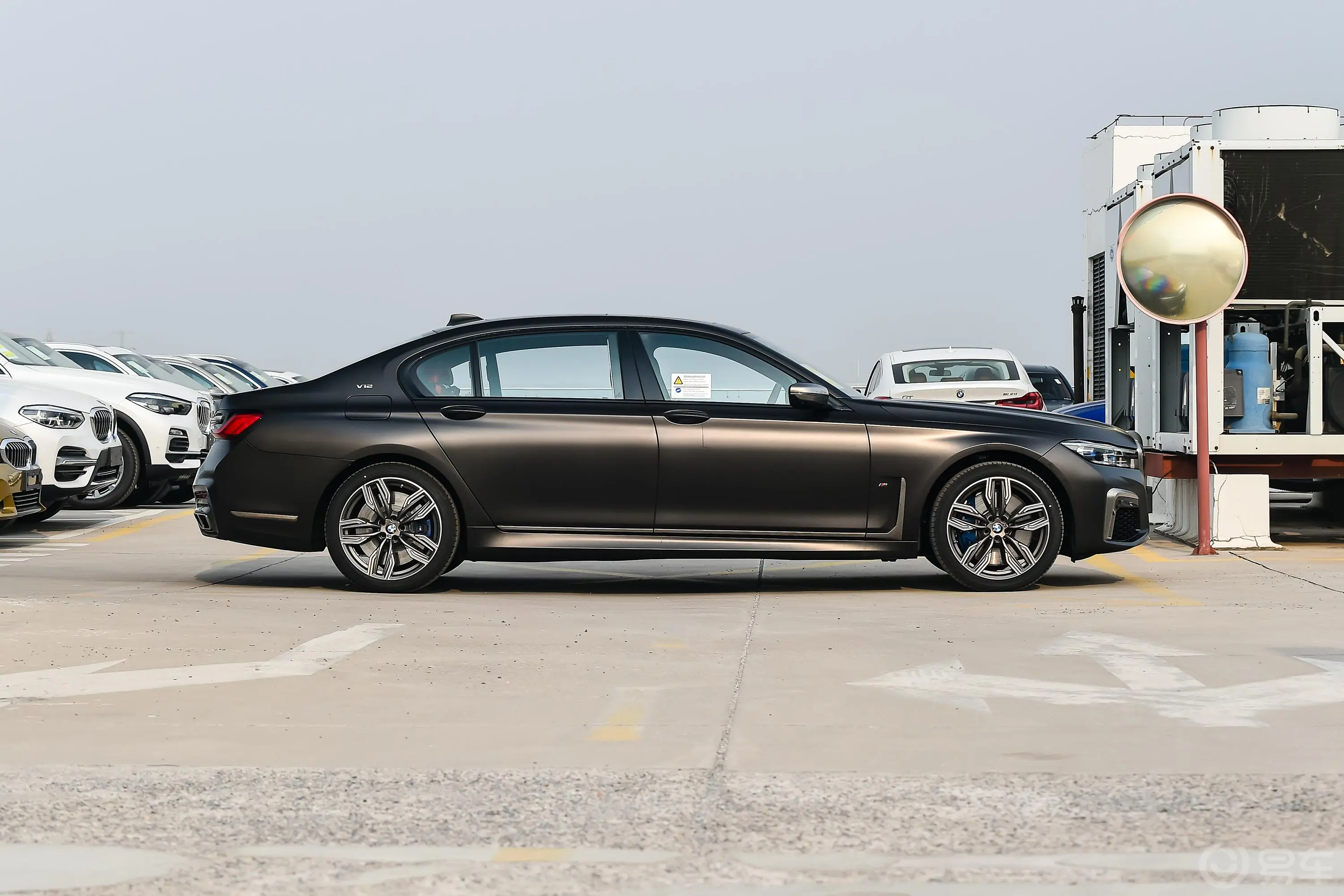 宝马7系改款 M760Li xDrive V12 运动套装正侧车头向右水平