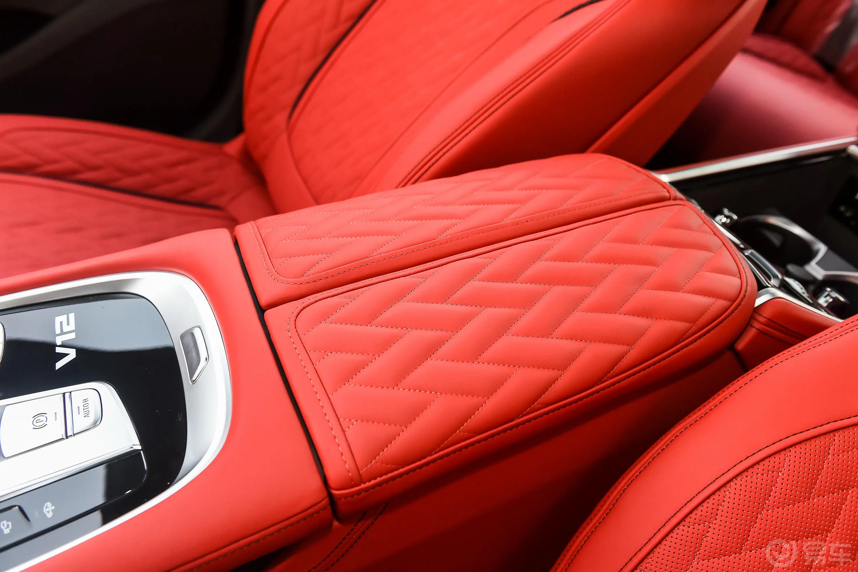 宝马7系改款 M760Li xDrive V12 运动套装前排中央扶手