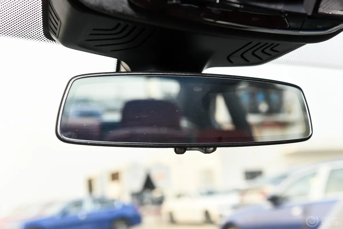 宝马7系改款 M760Li xDrive V12 运动套装内后视镜