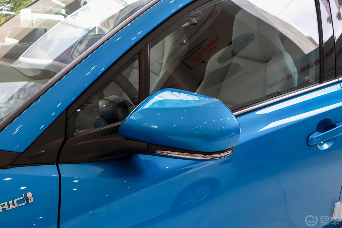 丰田C-HR EV尊贵天窗版主驾驶后视镜背面