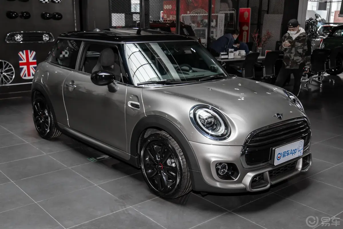 MINI1.5T COOPER 赛车手侧前45度车头向右水平