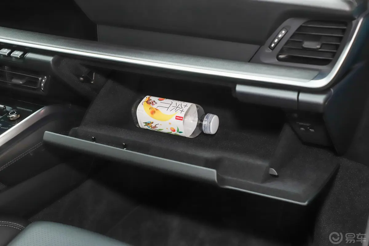 保时捷911Carrera S 3.0T手套箱空间水瓶横置