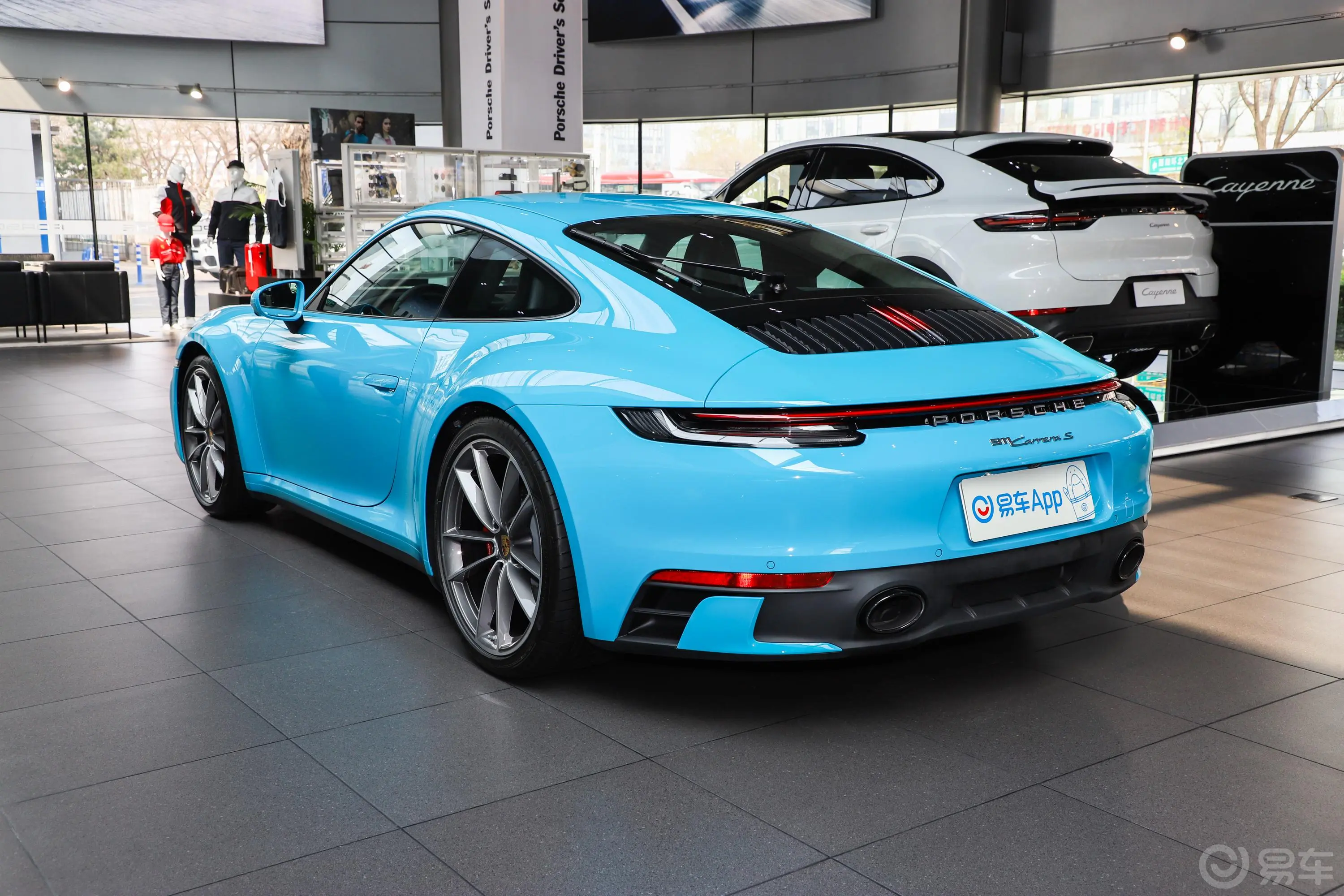 保时捷911Carrera S 3.0T侧后45度车头向左水平