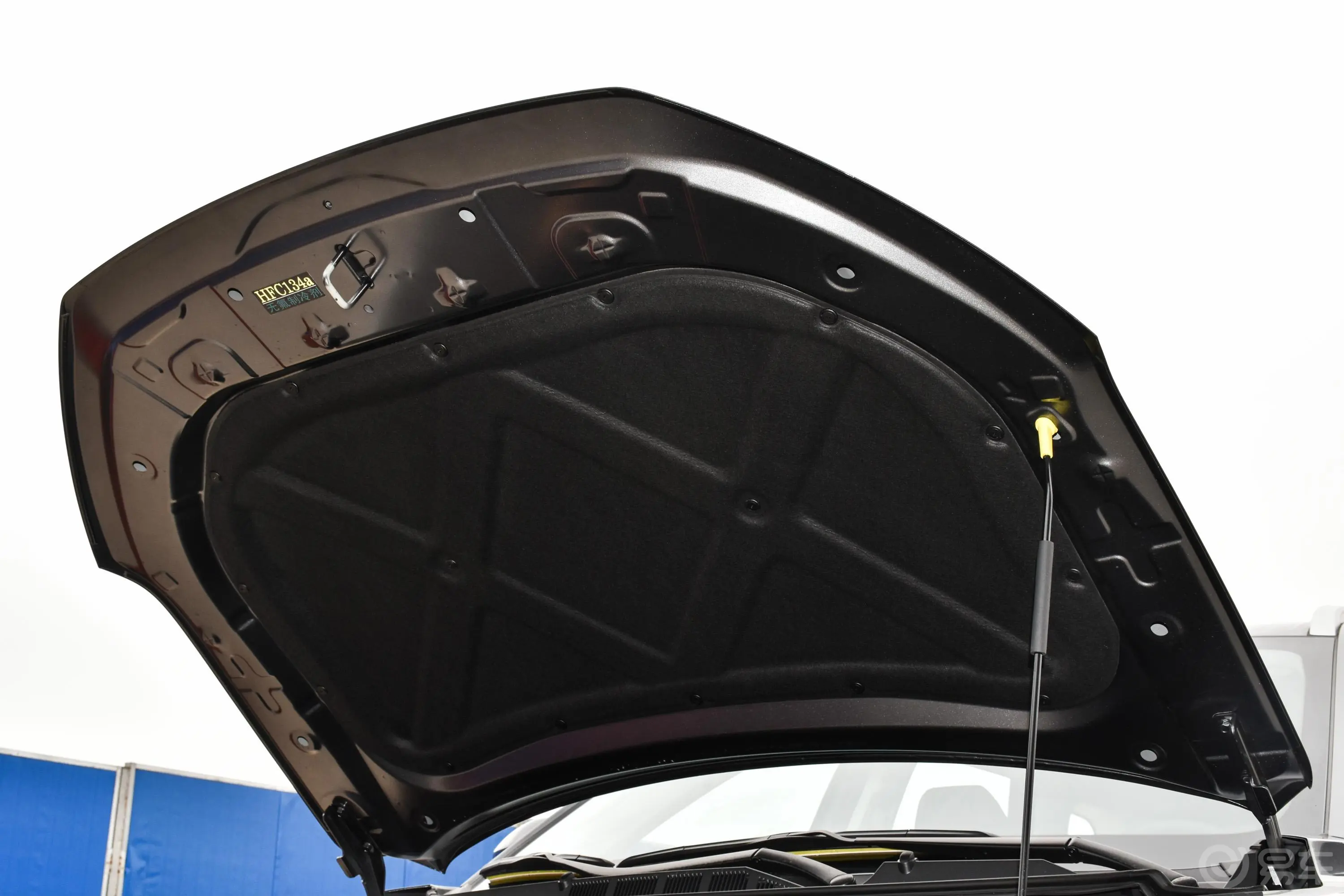 长安欧尚X71.5T 双离合 人脸识别全自动泊车太空逍遥版发动机舱盖内侧