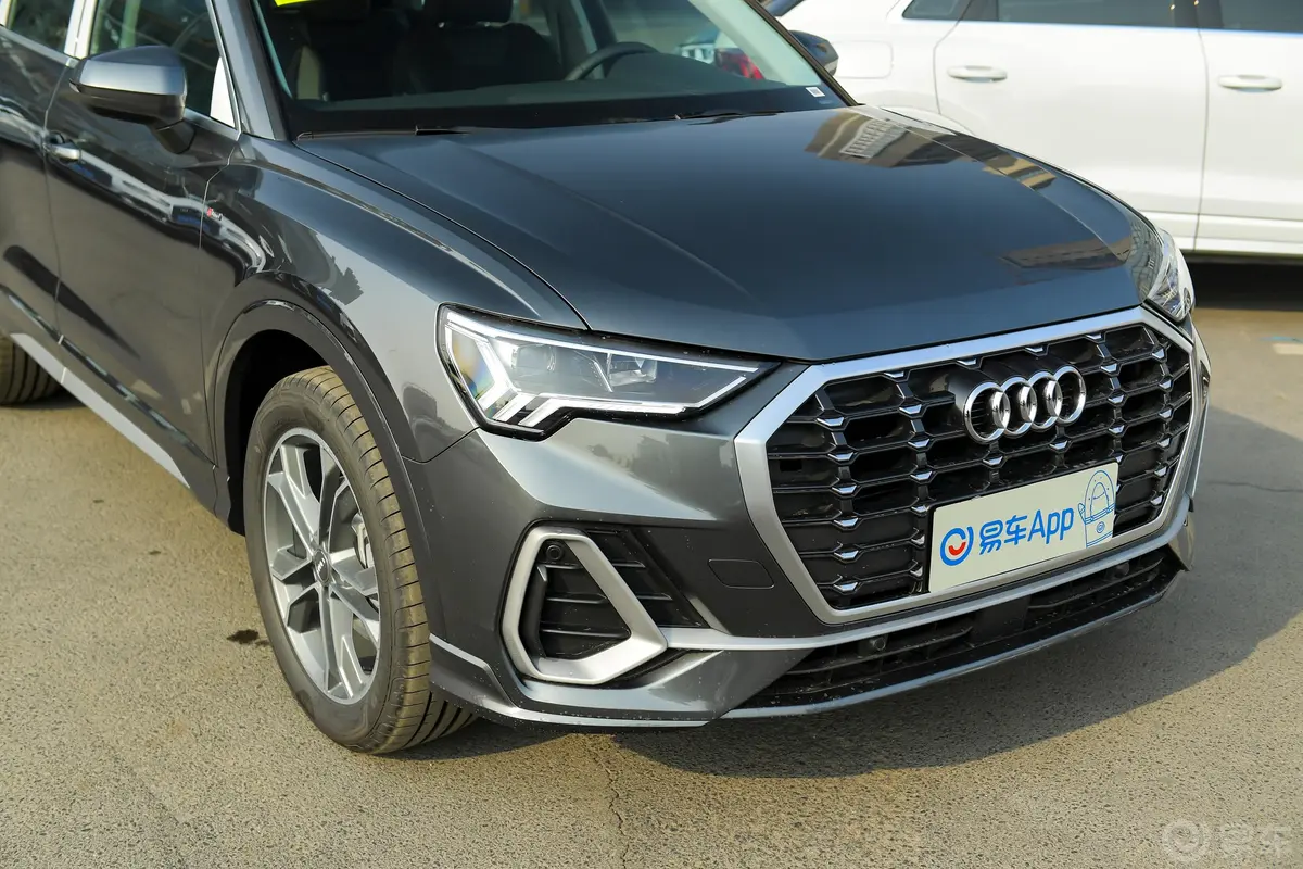 奥迪Q340 TFSI 时尚动感型前格栅侧俯拍