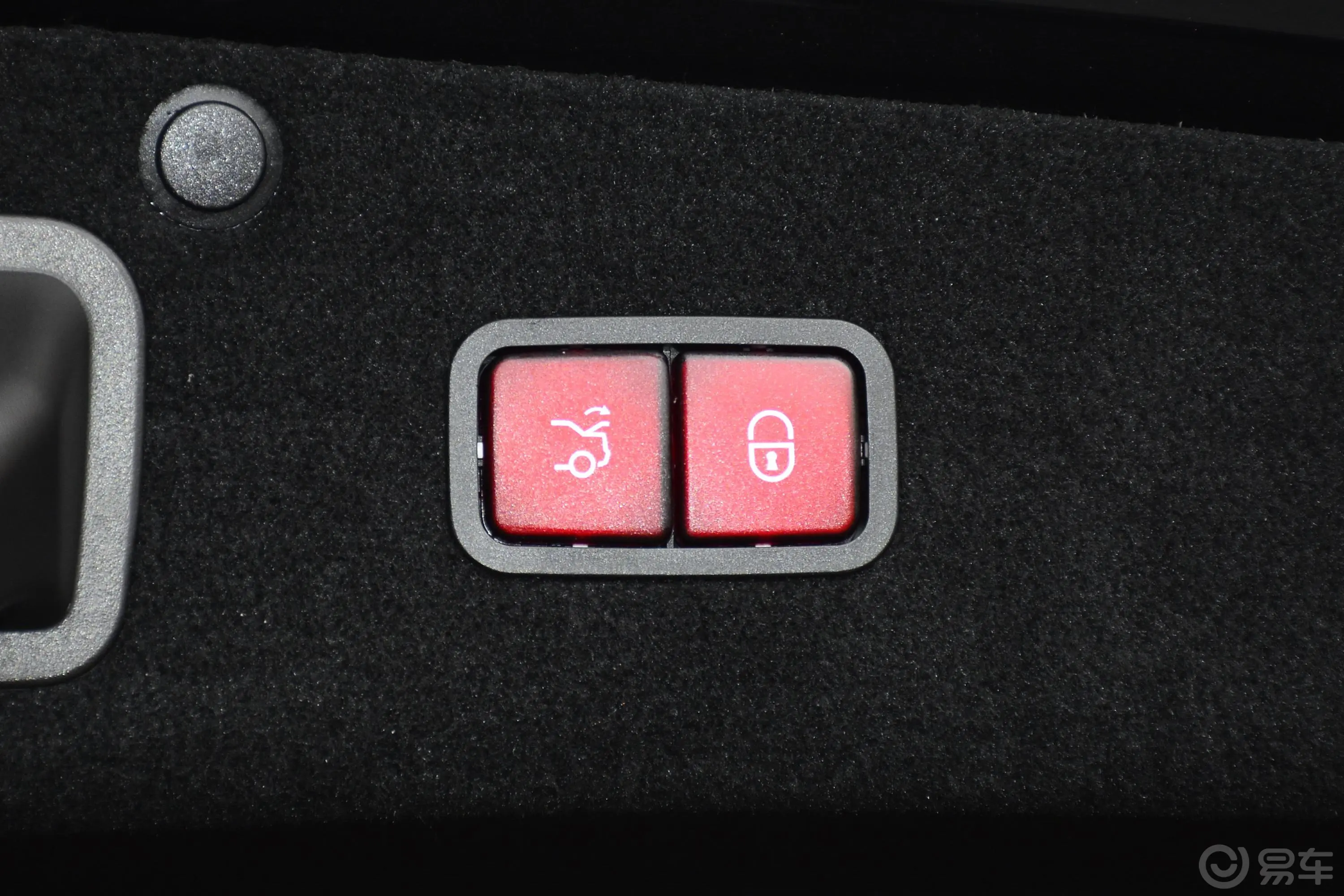 迈巴赫S级S 450 4MATIC 典藏版电动尾门按键（手动扶手）