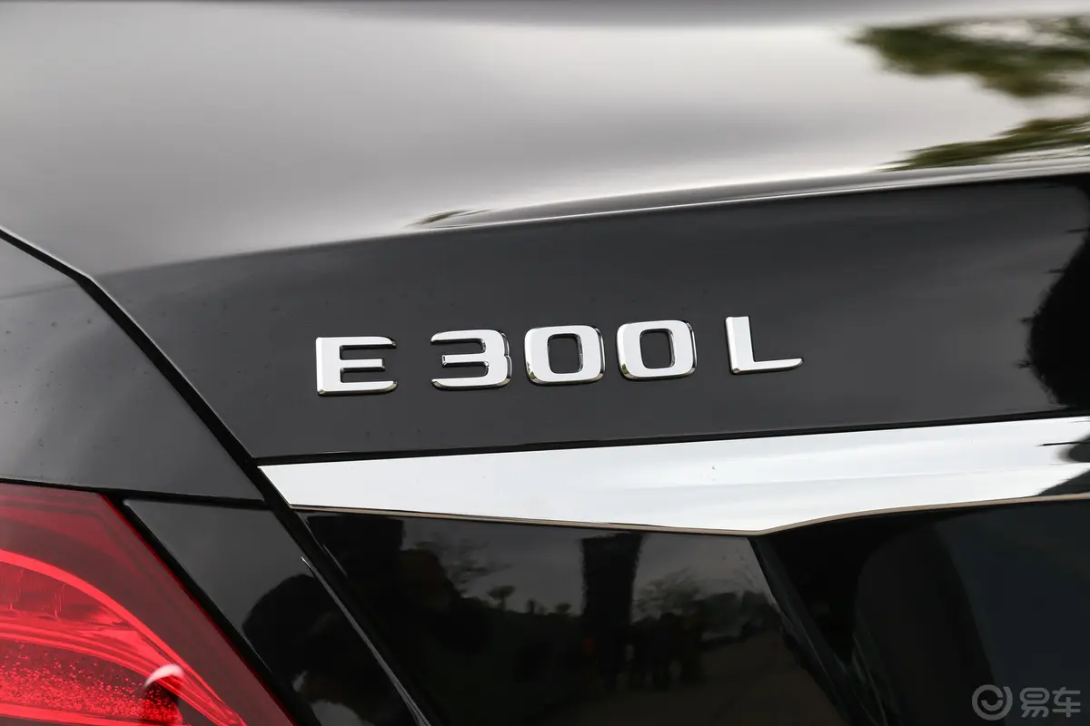 奔驰E级改款 E 300 L 运动殊享版外观