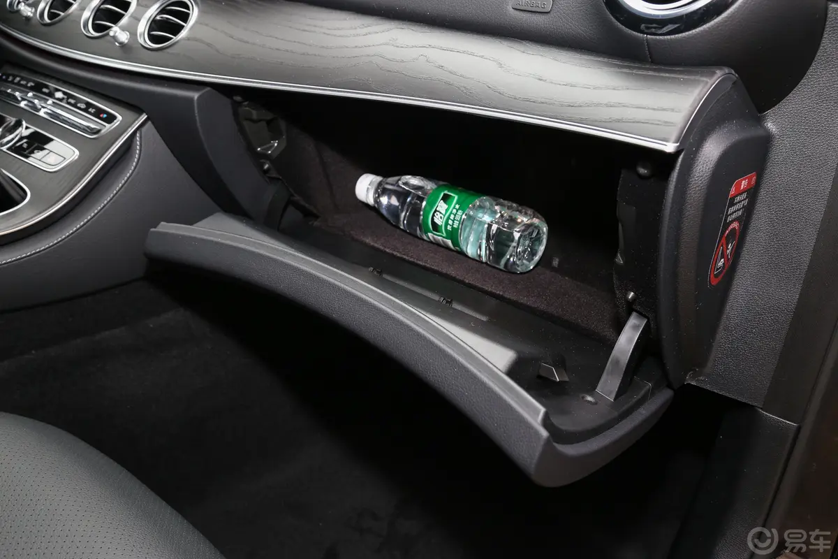 奔驰E级改款 E 300 L 运动殊享版手套箱空间水瓶横置