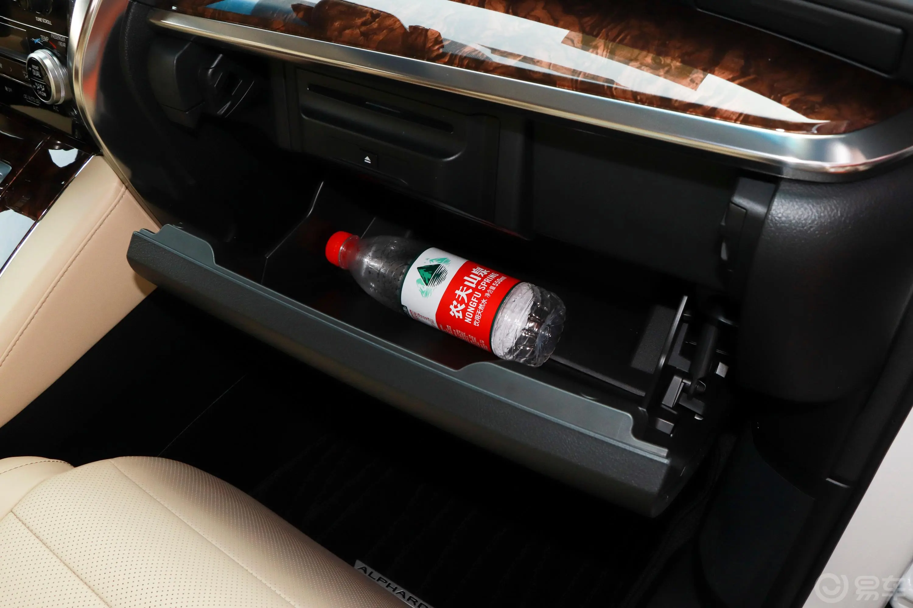 埃尔法2.5L 双擎豪华版手套箱空间水瓶横置