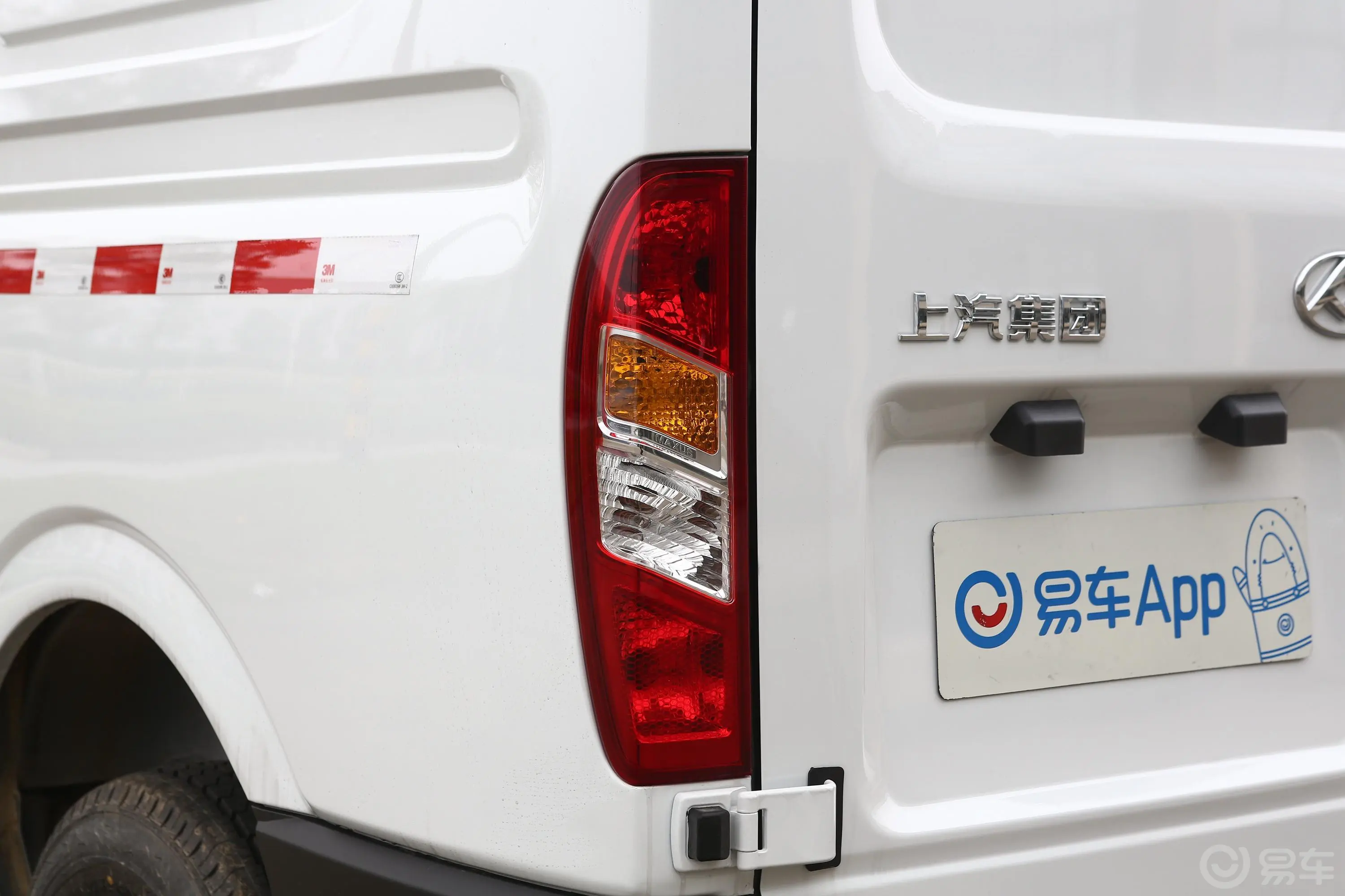 新途V80厢式货车 2.5T 手动 短轴中顶 3座外观