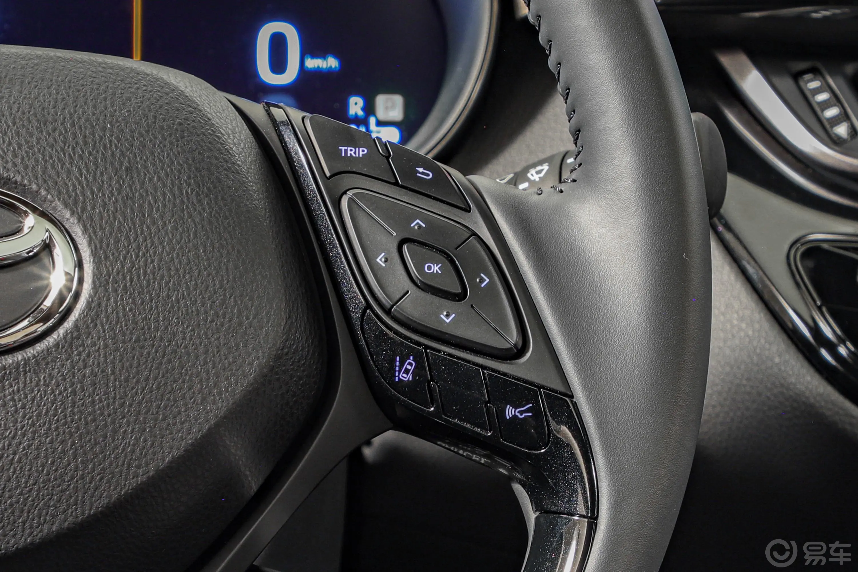丰田C-HR EV尊贵天窗版右侧方向盘功能按键
