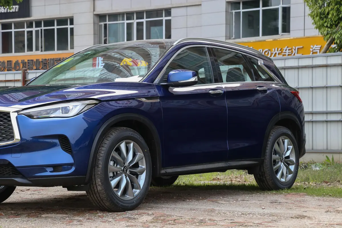 英菲尼迪QX502.0T 两驱 时尚版外观