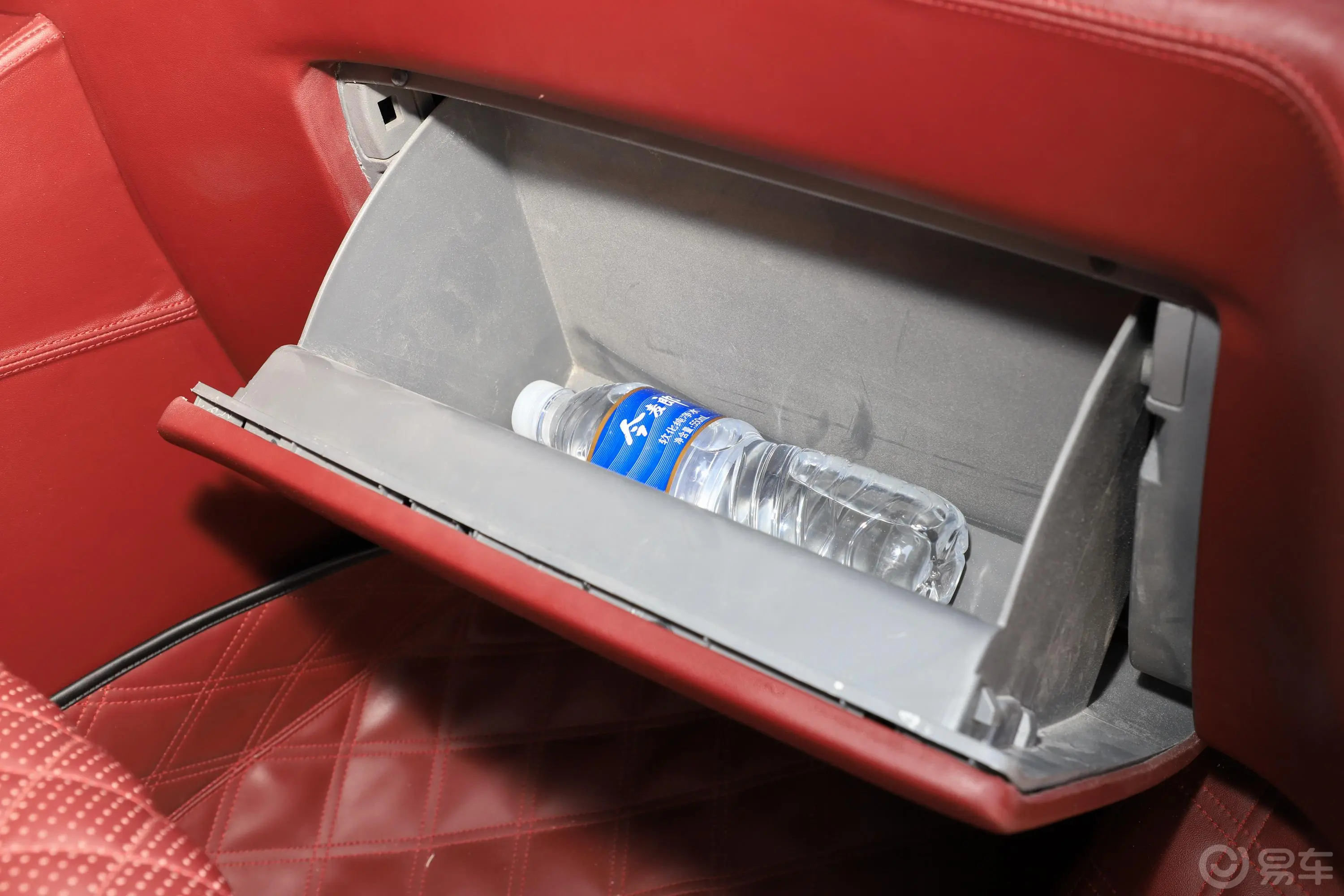 图雅诺2.5T 手动 政务版 7座手套箱空间水瓶横置