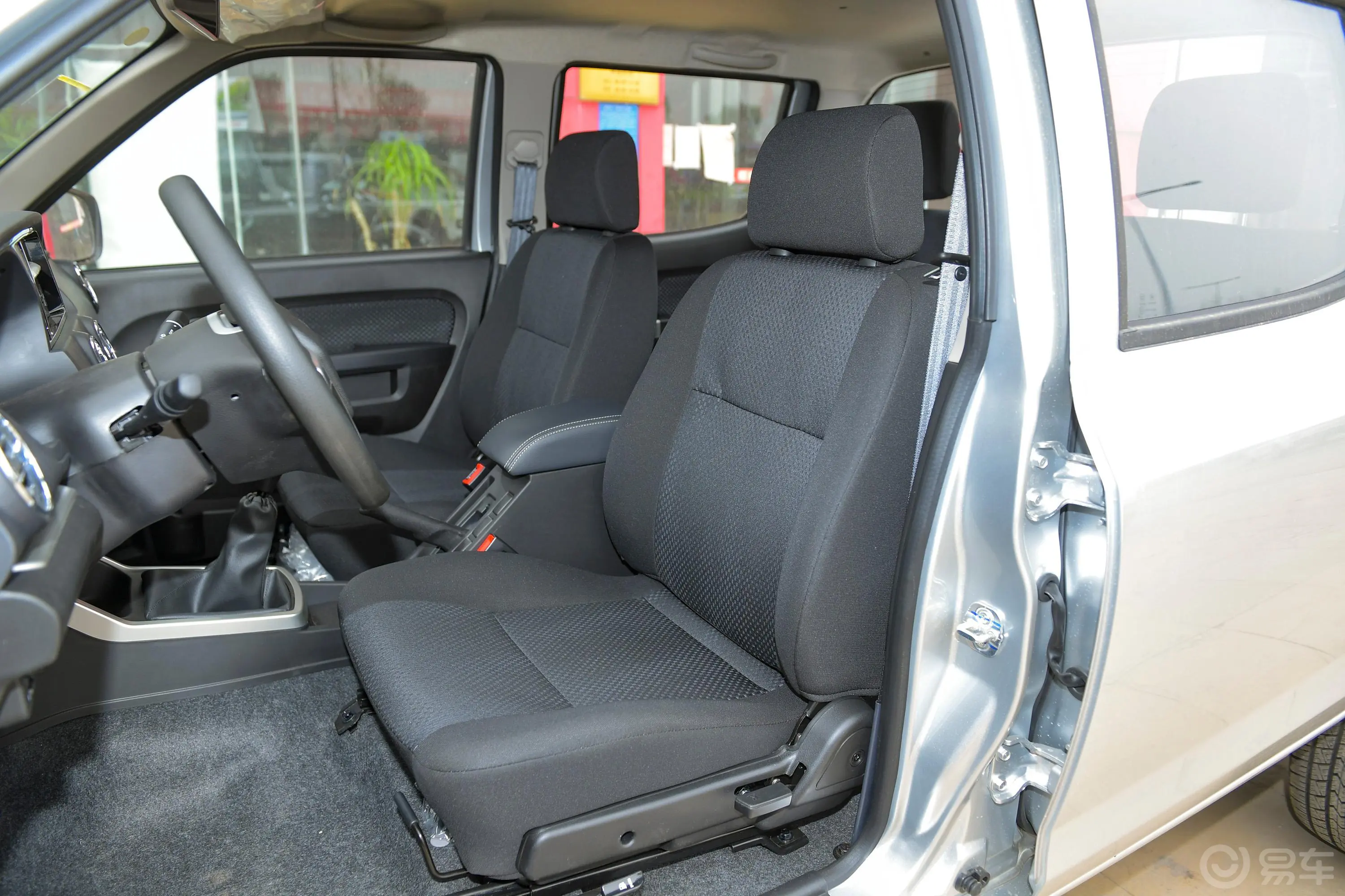 锐骐标箱 2.5T 手动 两驱 标准版 柴油 国VI驾驶员座椅