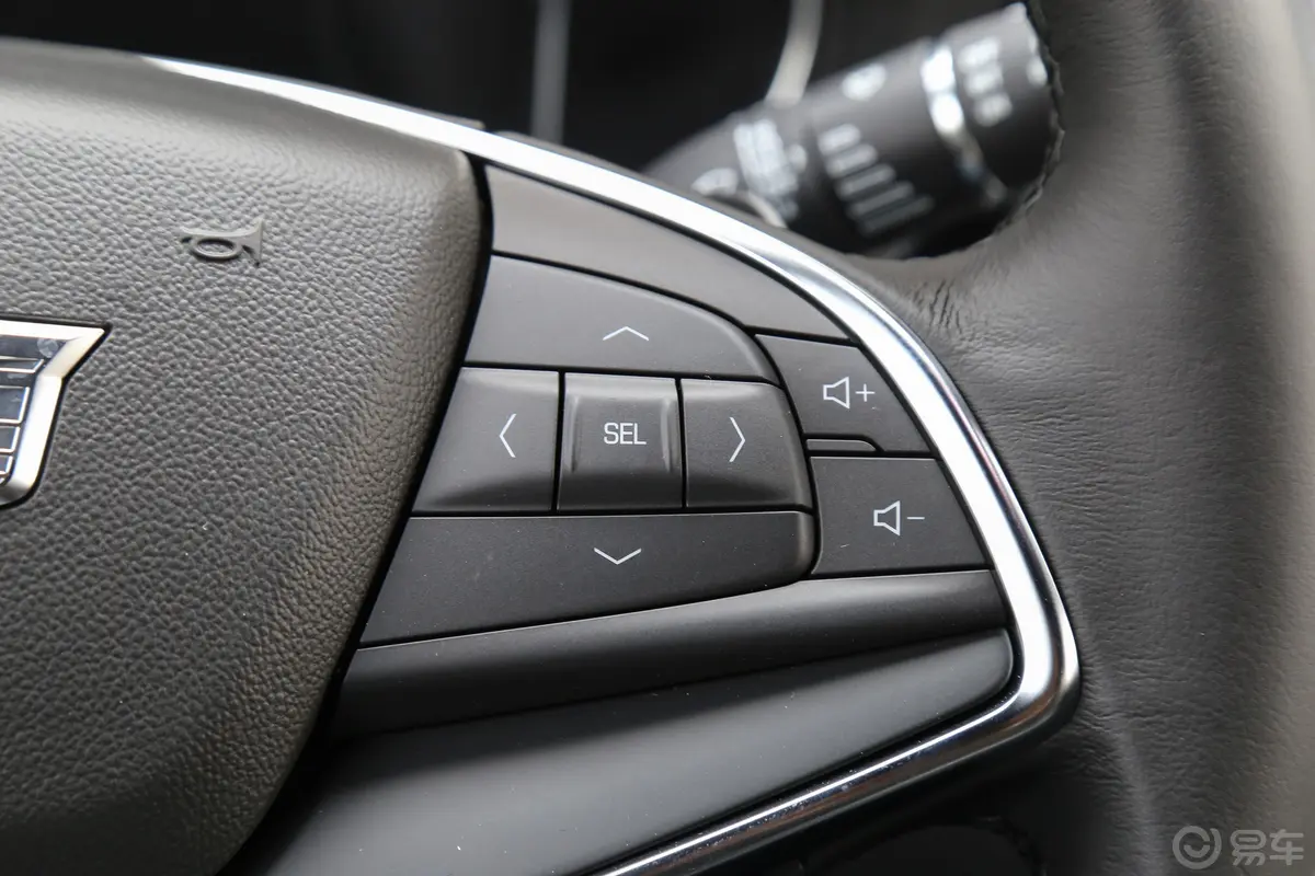凯迪拉克XT5改款 28T 四驱 技术型右侧方向盘功能按键