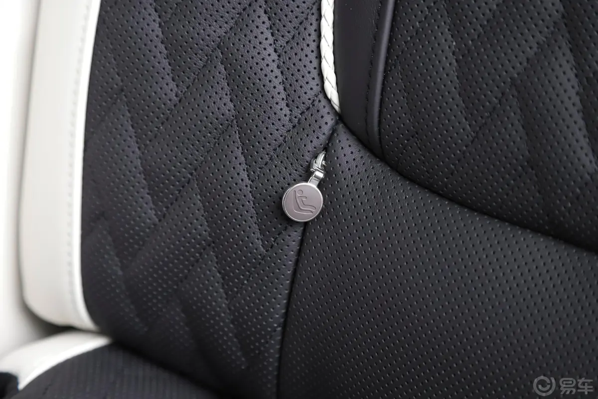 宝马7系改款 740Li xDrive 华彩定制限量版儿童座椅接口