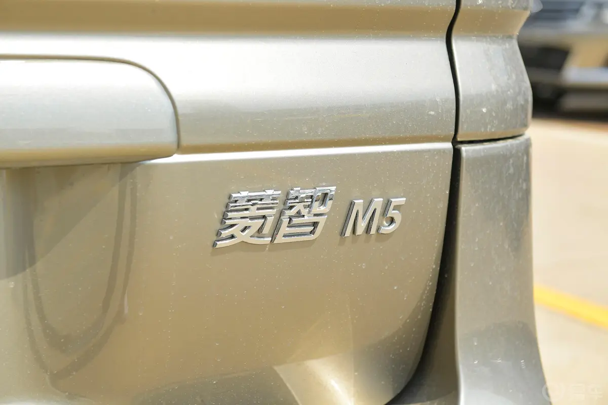 菱智改款 M5L 手动 1.6L 基本型 7座 国VI外观