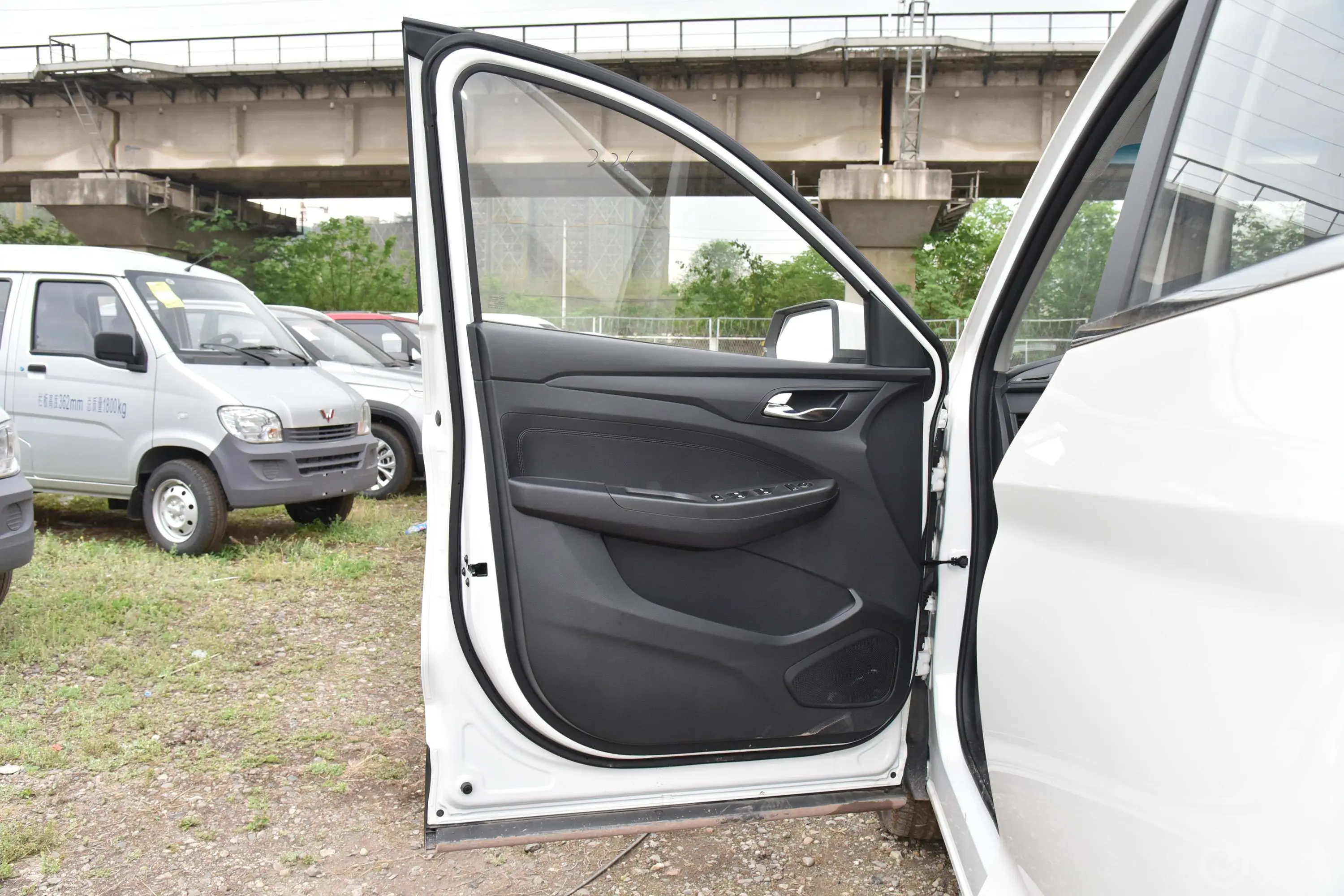 五菱宏光S31.5T 手动 舒适型 国VI驾驶员侧前车门